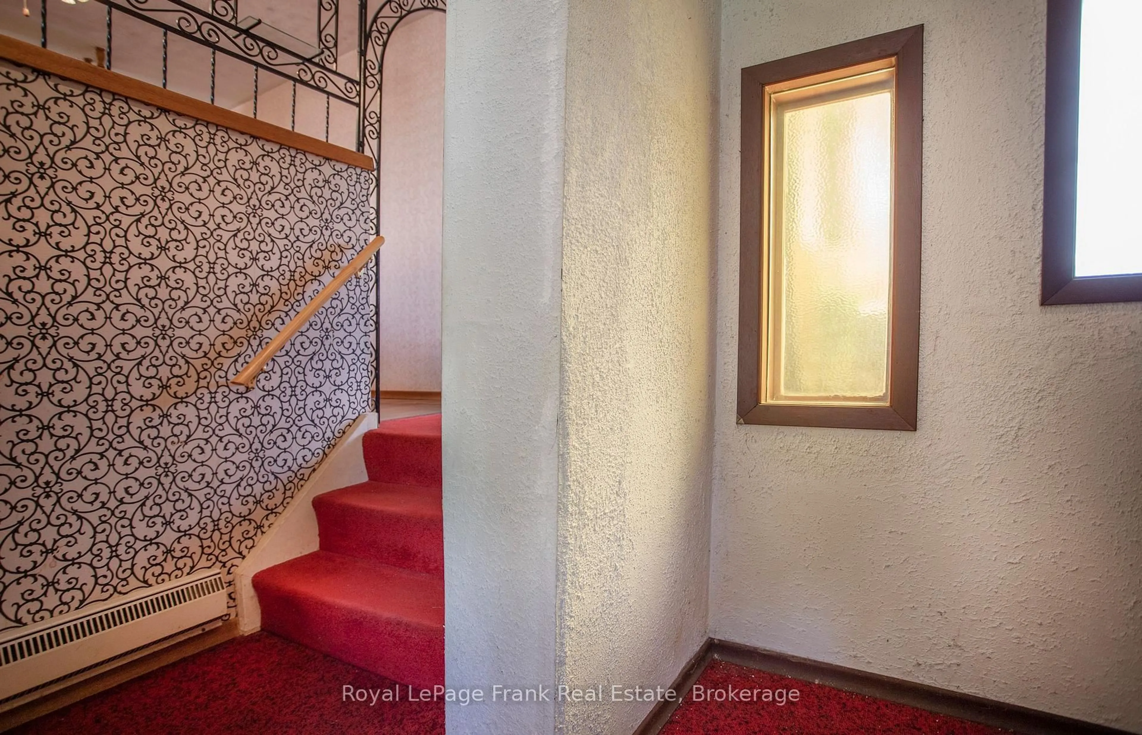 Indoor foyer for 259 Nipigon St, Oshawa Ontario L1J 4N8