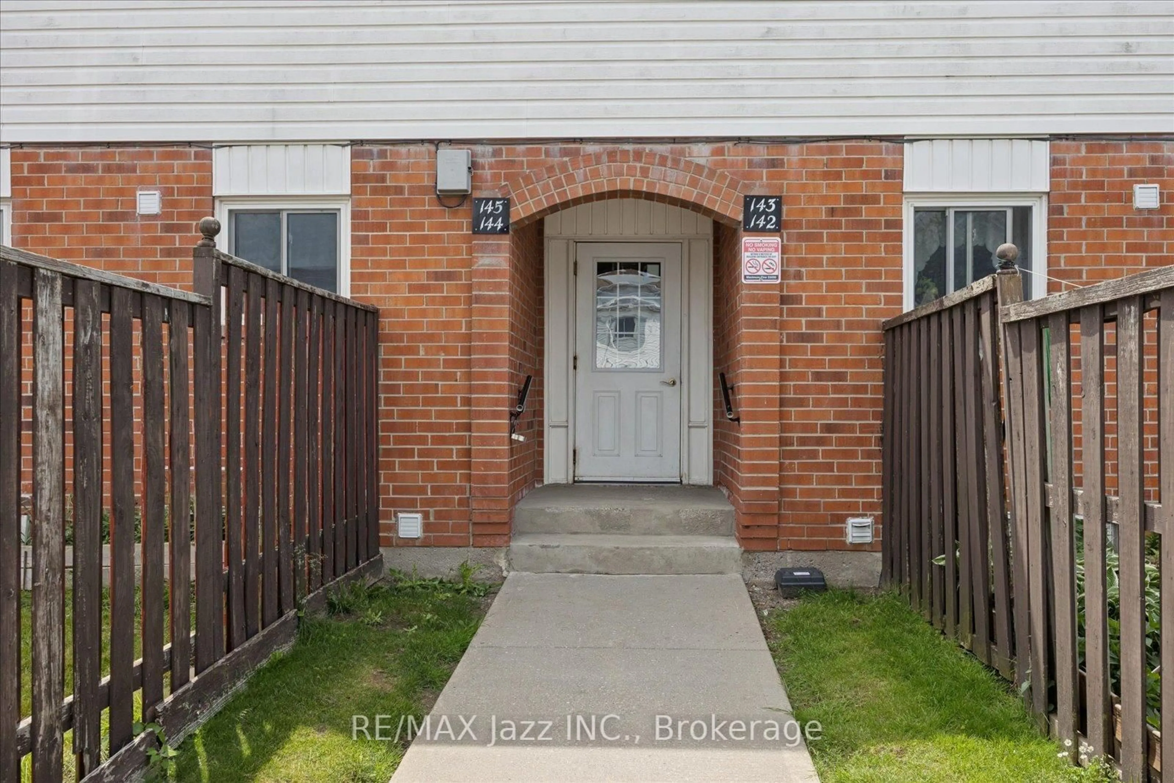 Indoor entryway for 1010 Glen St #144, Oshawa Ontario L1J 6J2