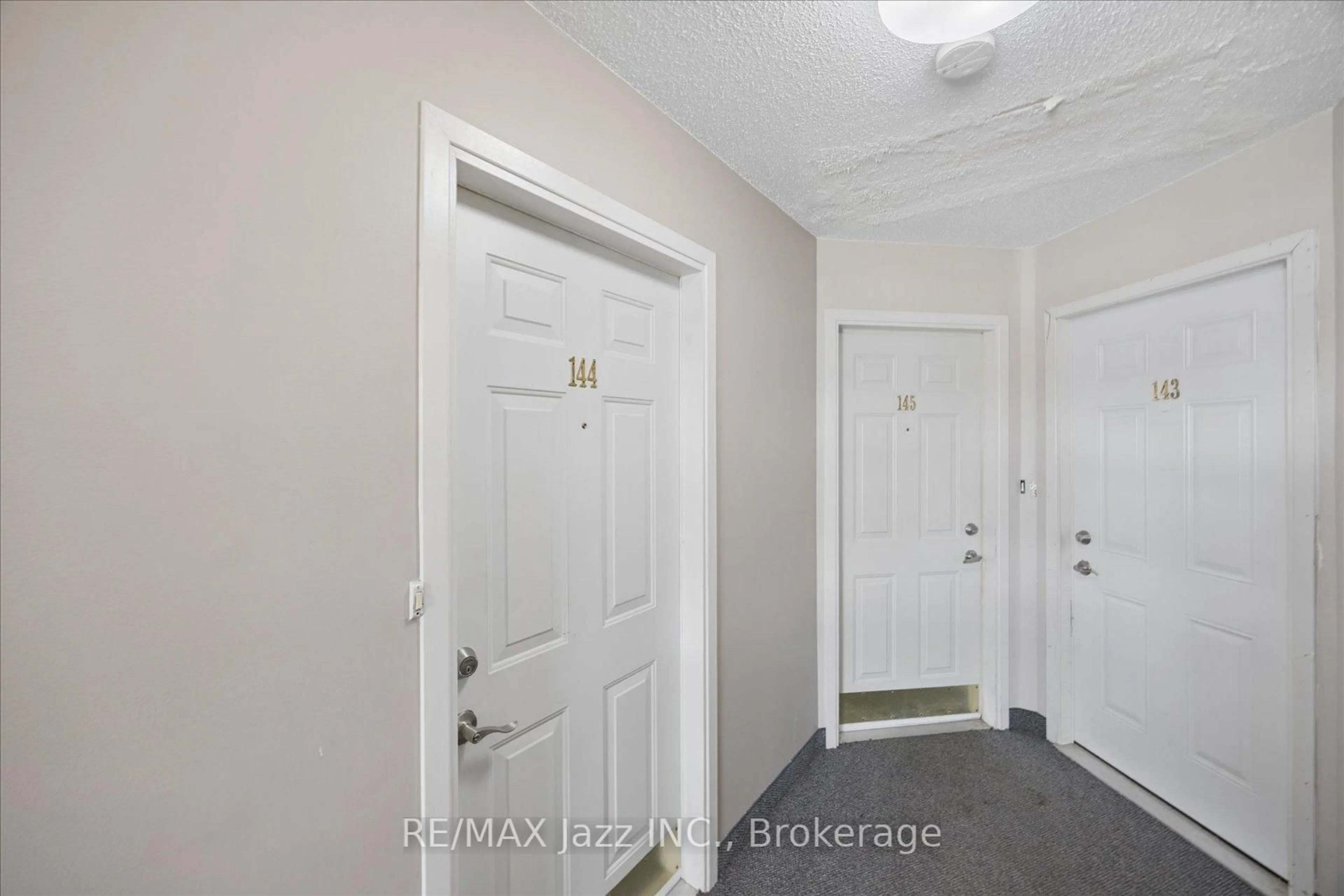 Indoor entryway for 1010 Glen St #144, Oshawa Ontario L1J 6J2