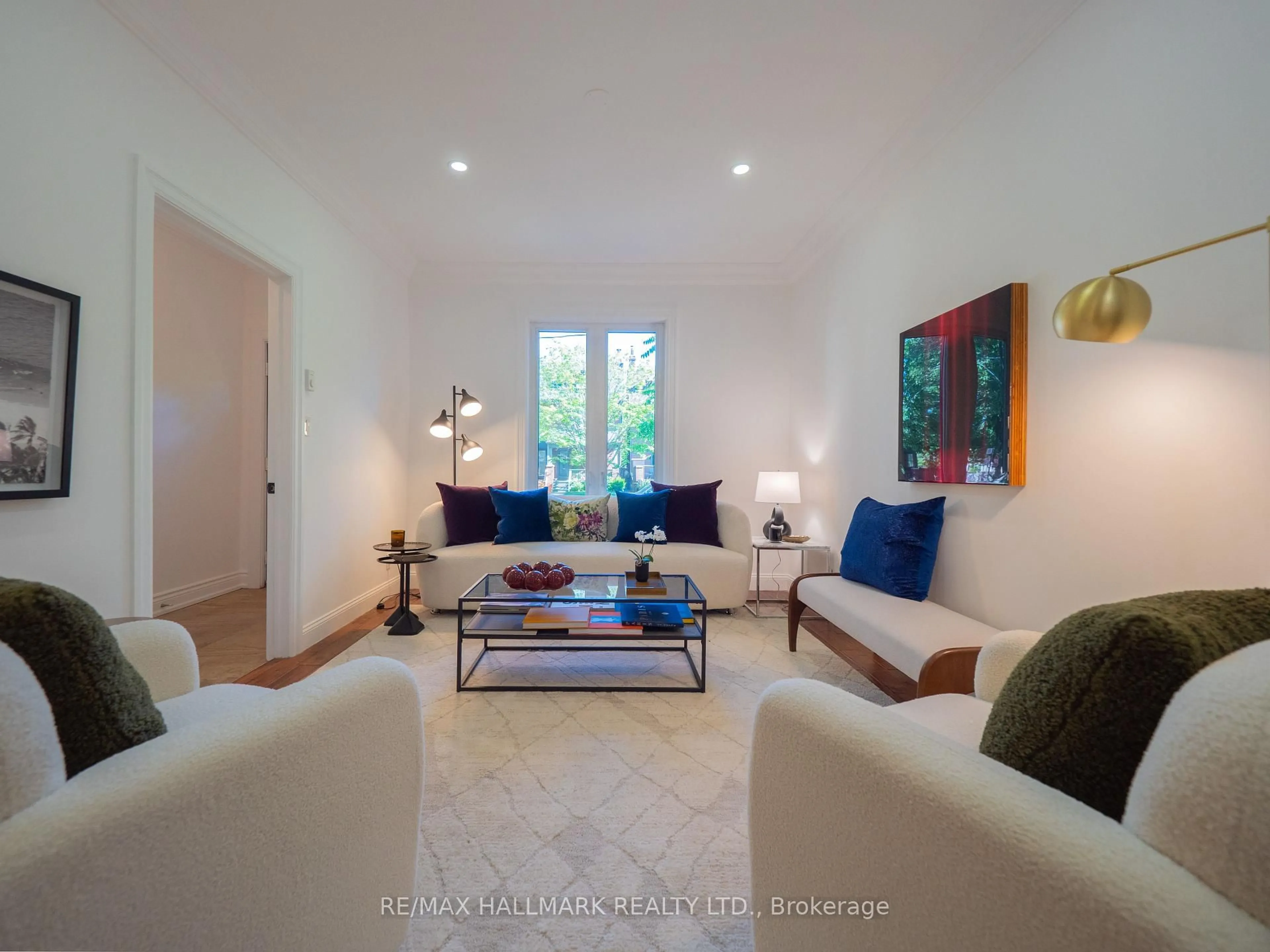 Living room with furniture, unknown for 215 Fulton Ave, Toronto Ontario M4K 1Y4