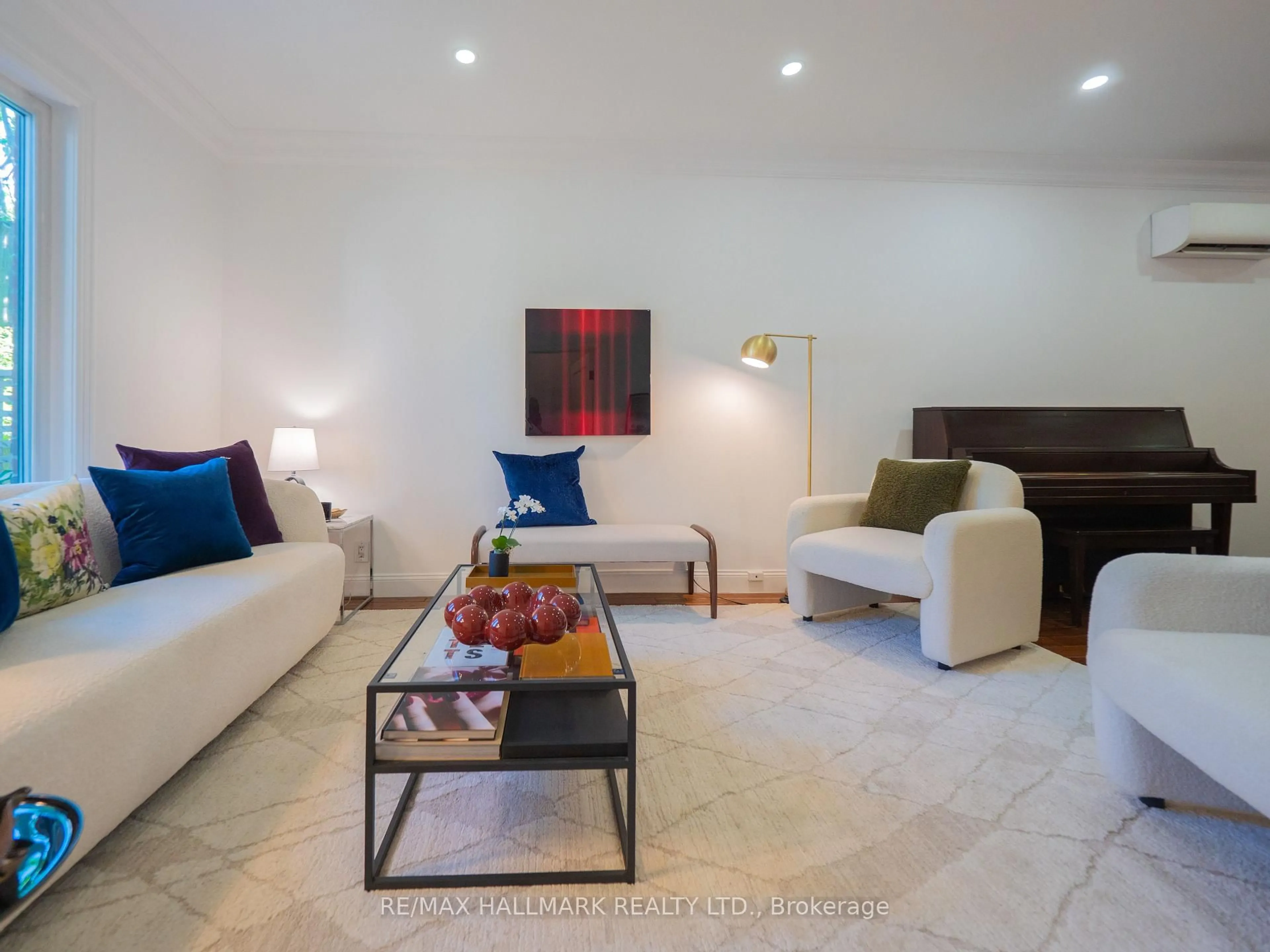 Living room with furniture, unknown for 215 Fulton Ave, Toronto Ontario M4K 1Y4