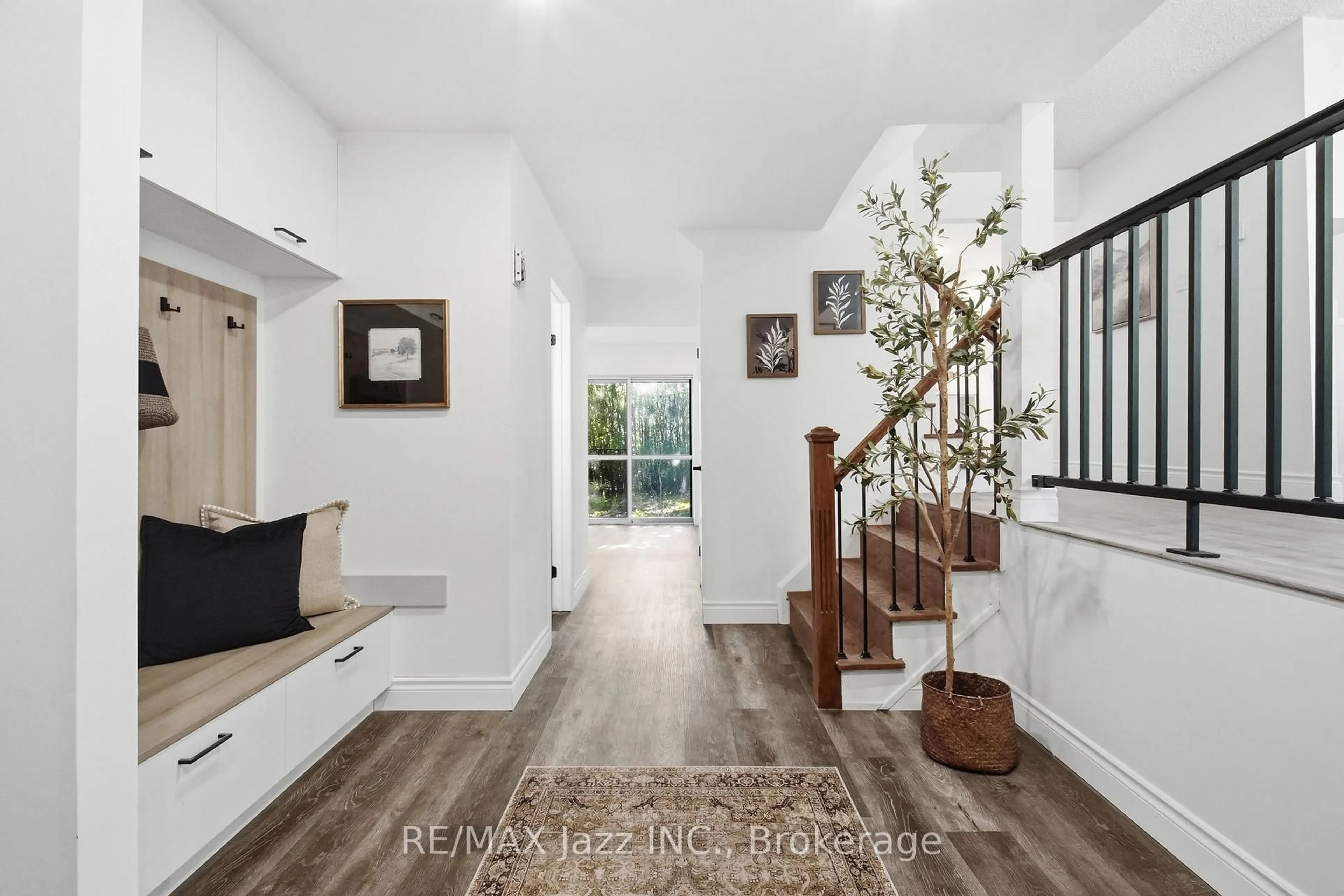 Indoor entryway for 50 Oakdale Dr, Oshawa Ontario L1H 6X1