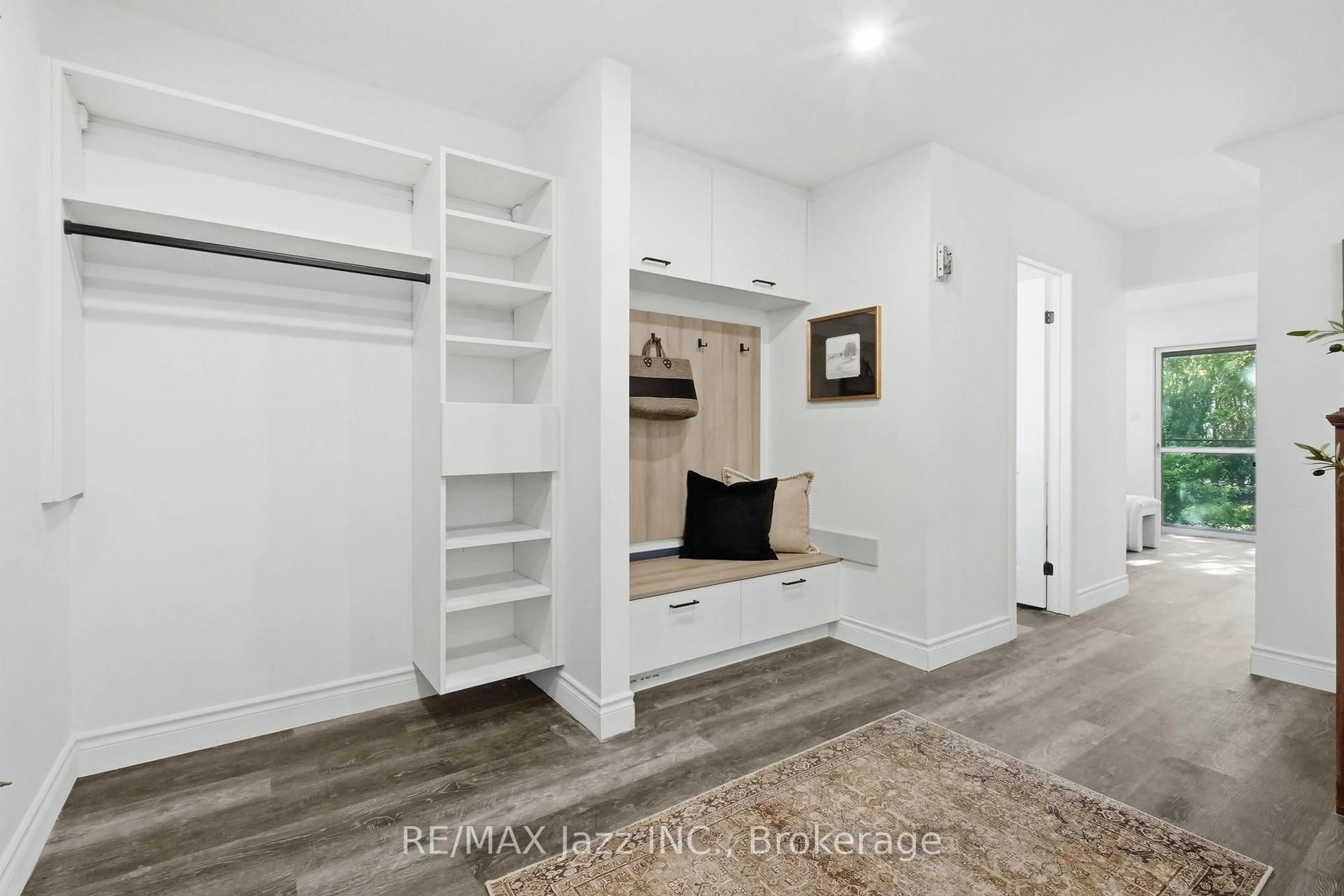Indoor entryway for 50 Oakdale Dr, Oshawa Ontario L1H 6X1