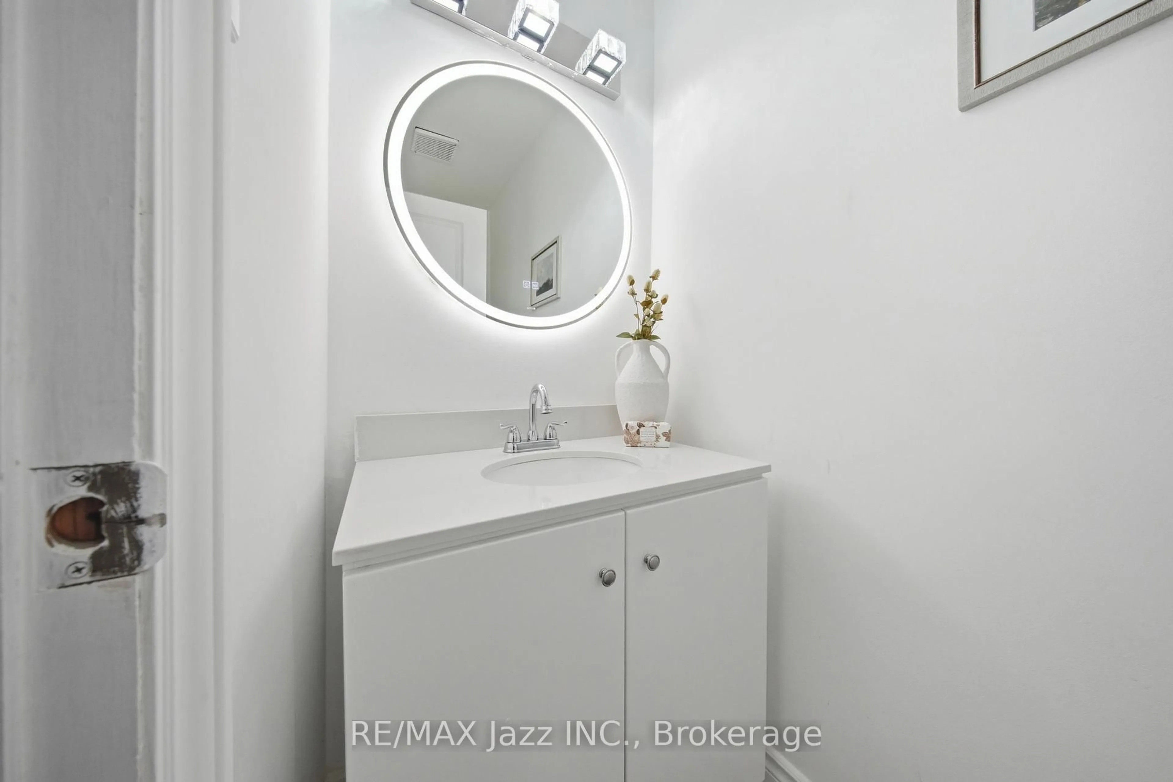Standard bathroom, ceramic/tile floor for 50 Oakdale Dr, Oshawa Ontario L1H 6X1