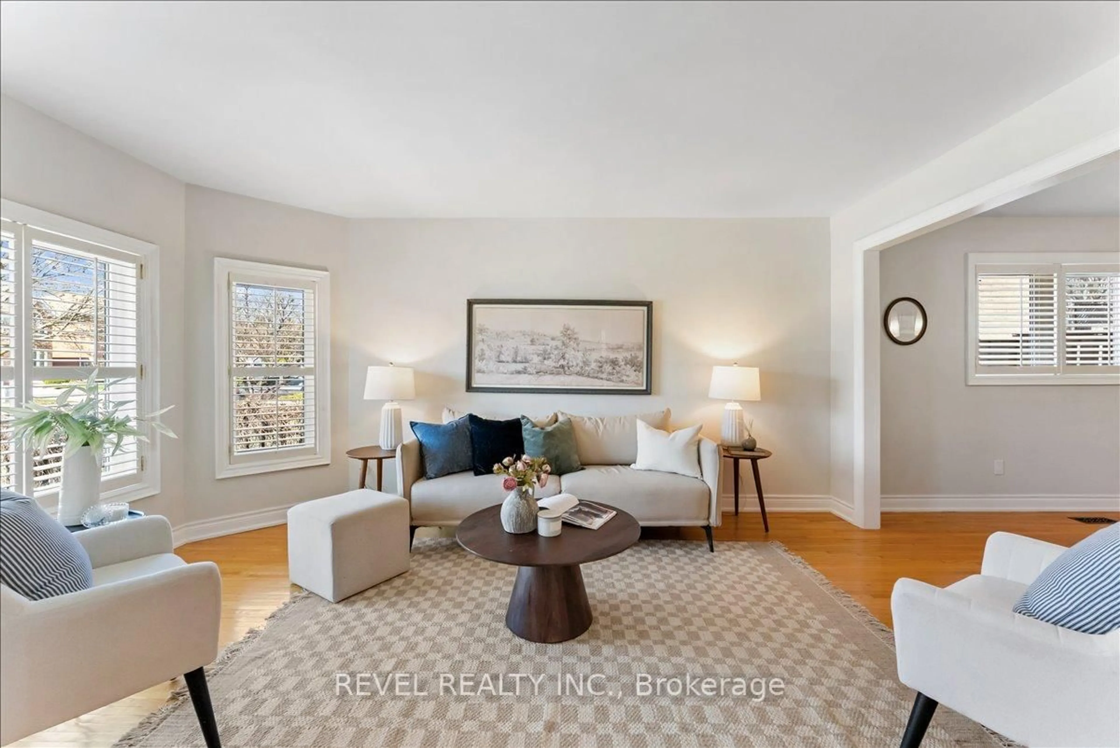 Living room with furniture, unknown for 30 Linderwood Dr, Toronto Ontario M1C 3P8