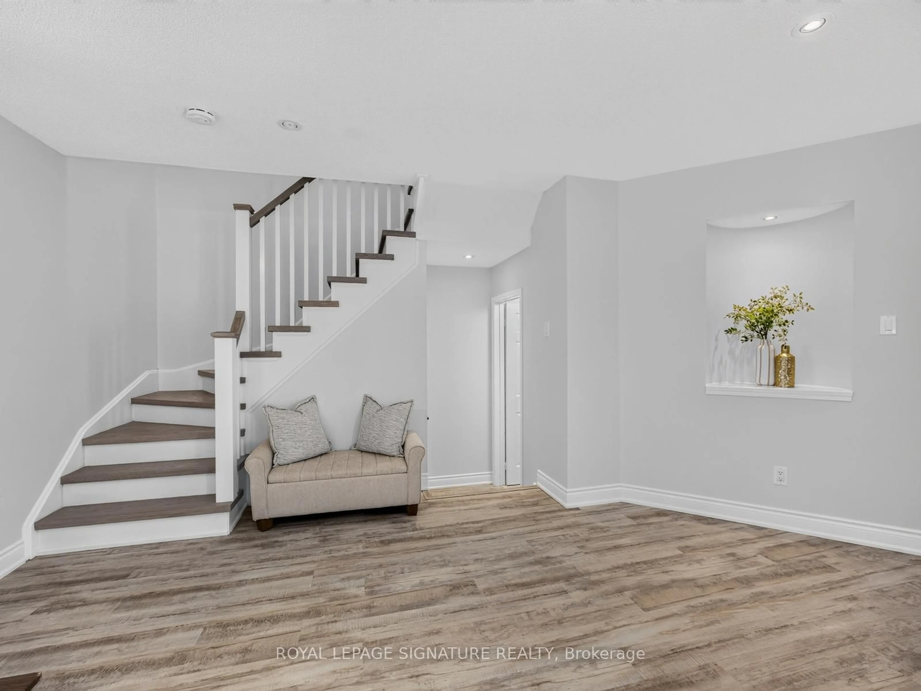 Indoor entryway for 679 Sunbird Tr, Pickering Ontario L1X 2X6