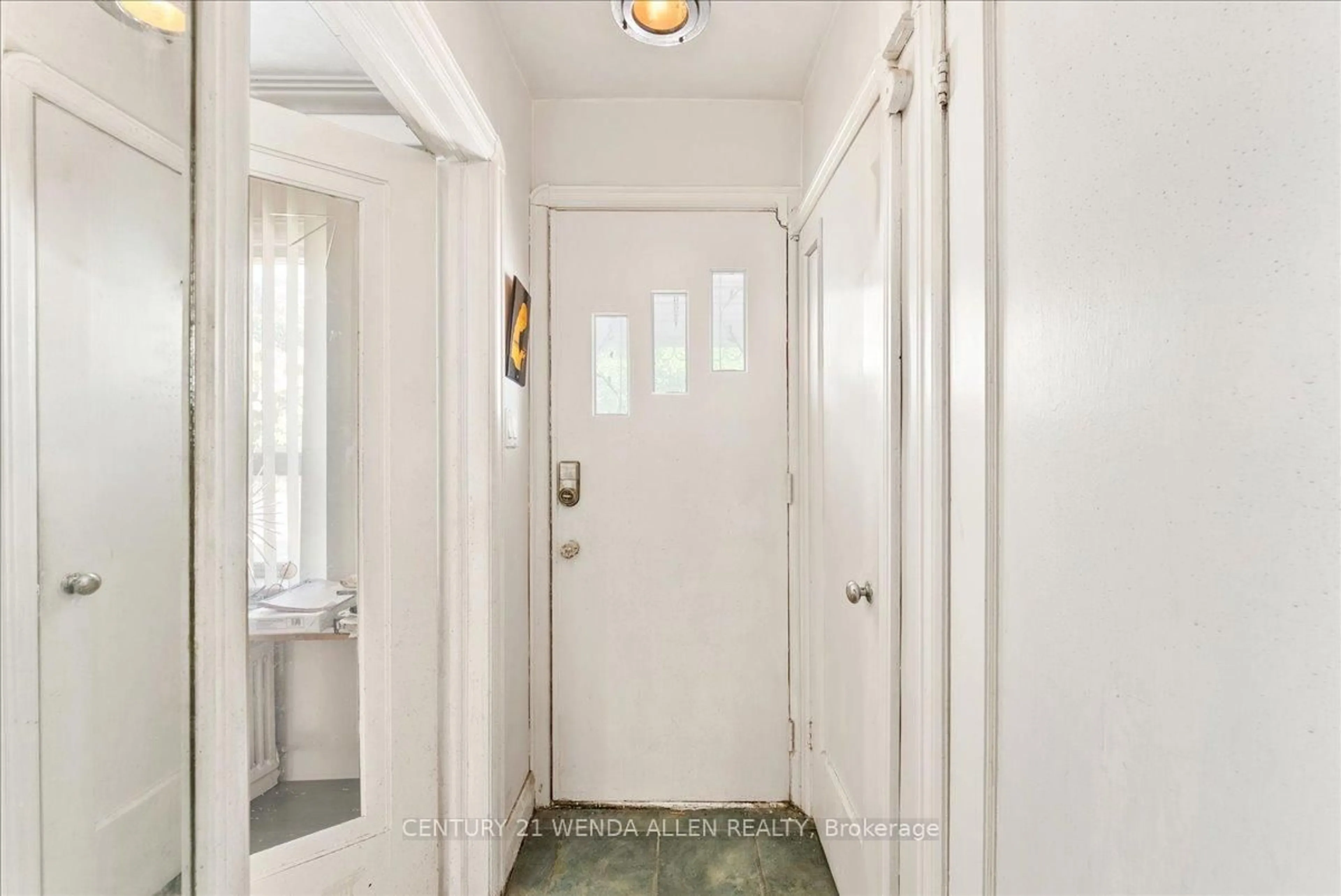 Indoor entryway for 63 Torrens Ave, Toronto Ontario M4K 2H9