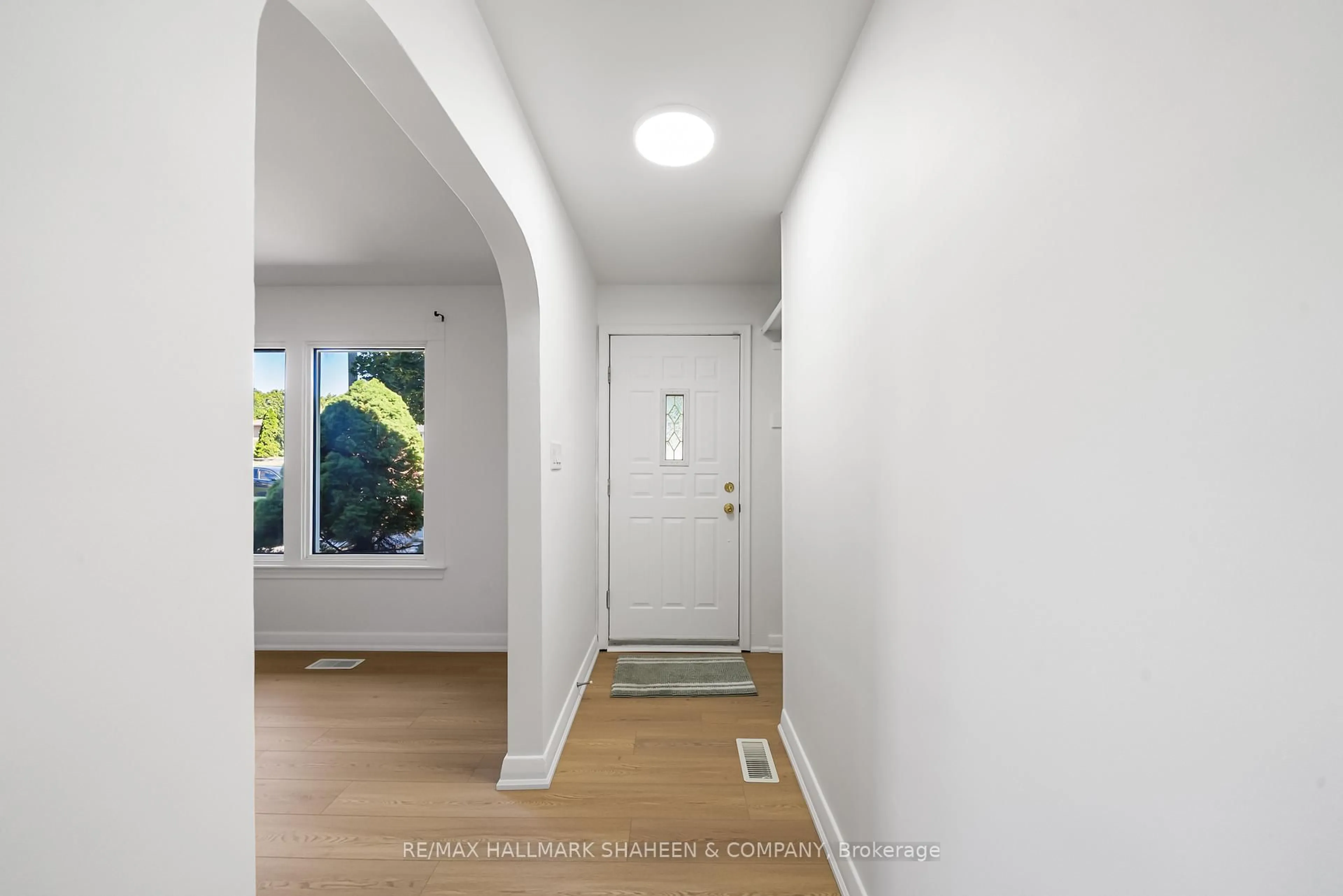 Indoor entryway for 769 Tennyson Ave, Oshawa Ontario L1H 3K5