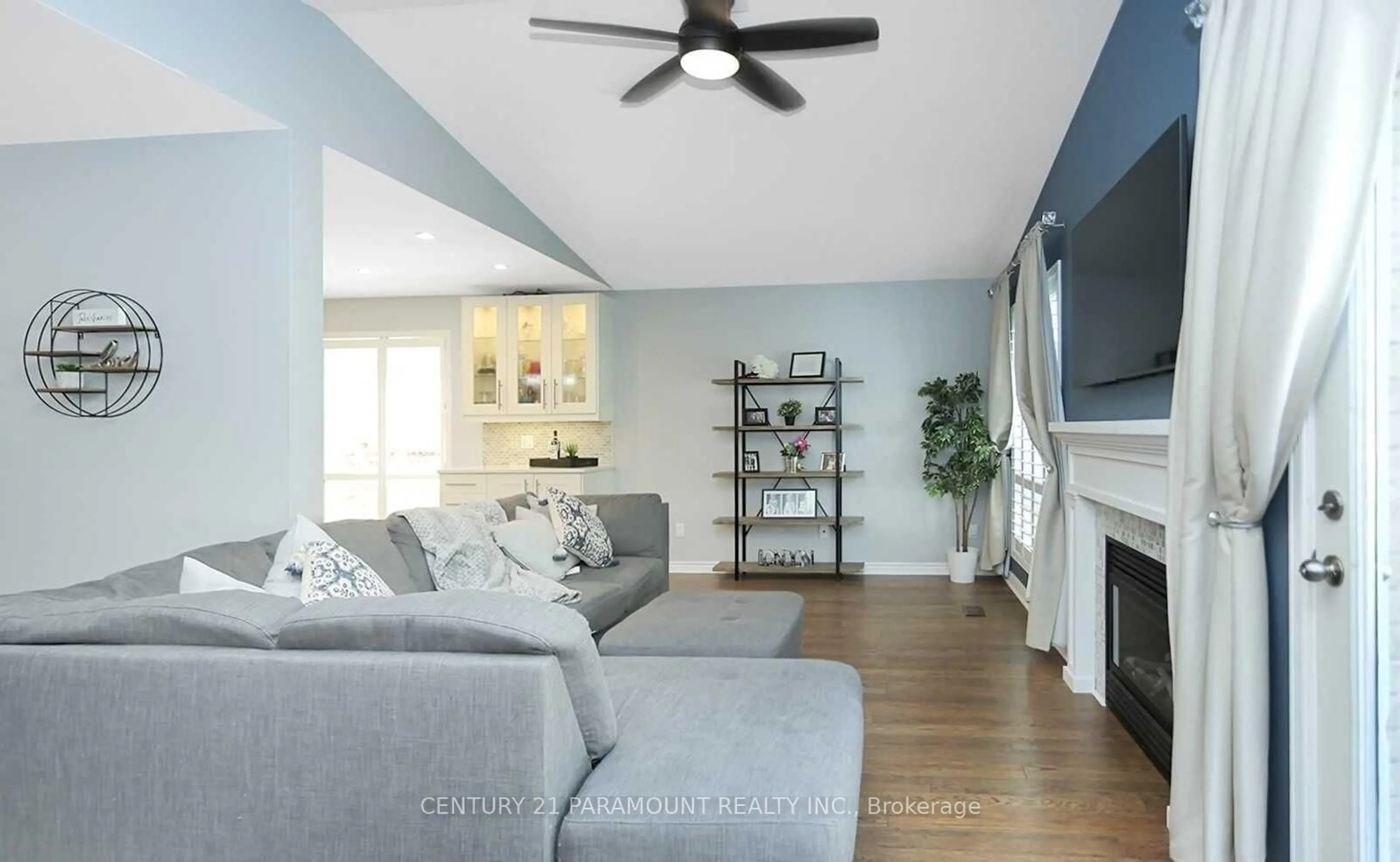 Living room with furniture, unknown for 100 Fieldcrest Ave, Clarington Ontario L1E 2Y9