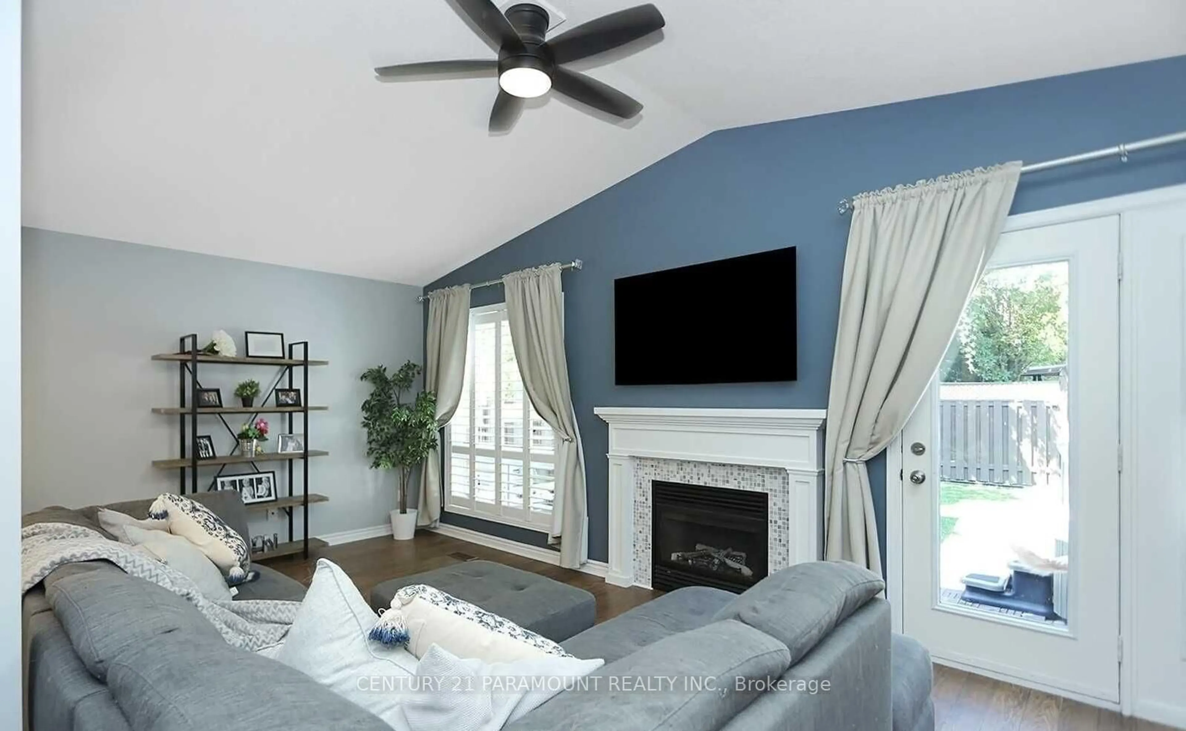 Living room with furniture, unknown for 100 Fieldcrest Ave, Clarington Ontario L1E 2Y9