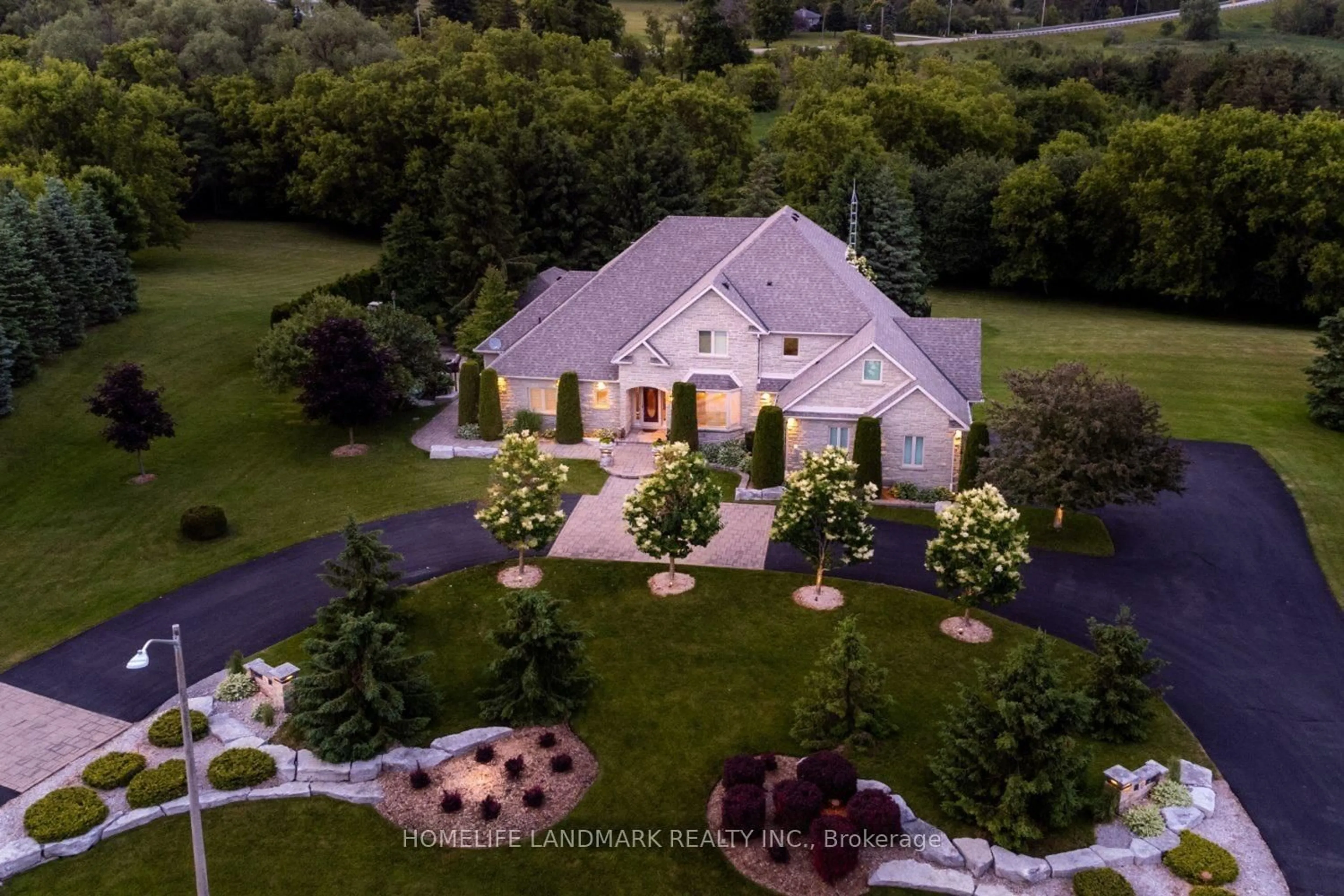 A pic from outside/outdoor area/front of a property/back of a property/a pic from drone, mountain view for 6 Sunny Ridge Tr, Clarington Ontario L0B 1J0