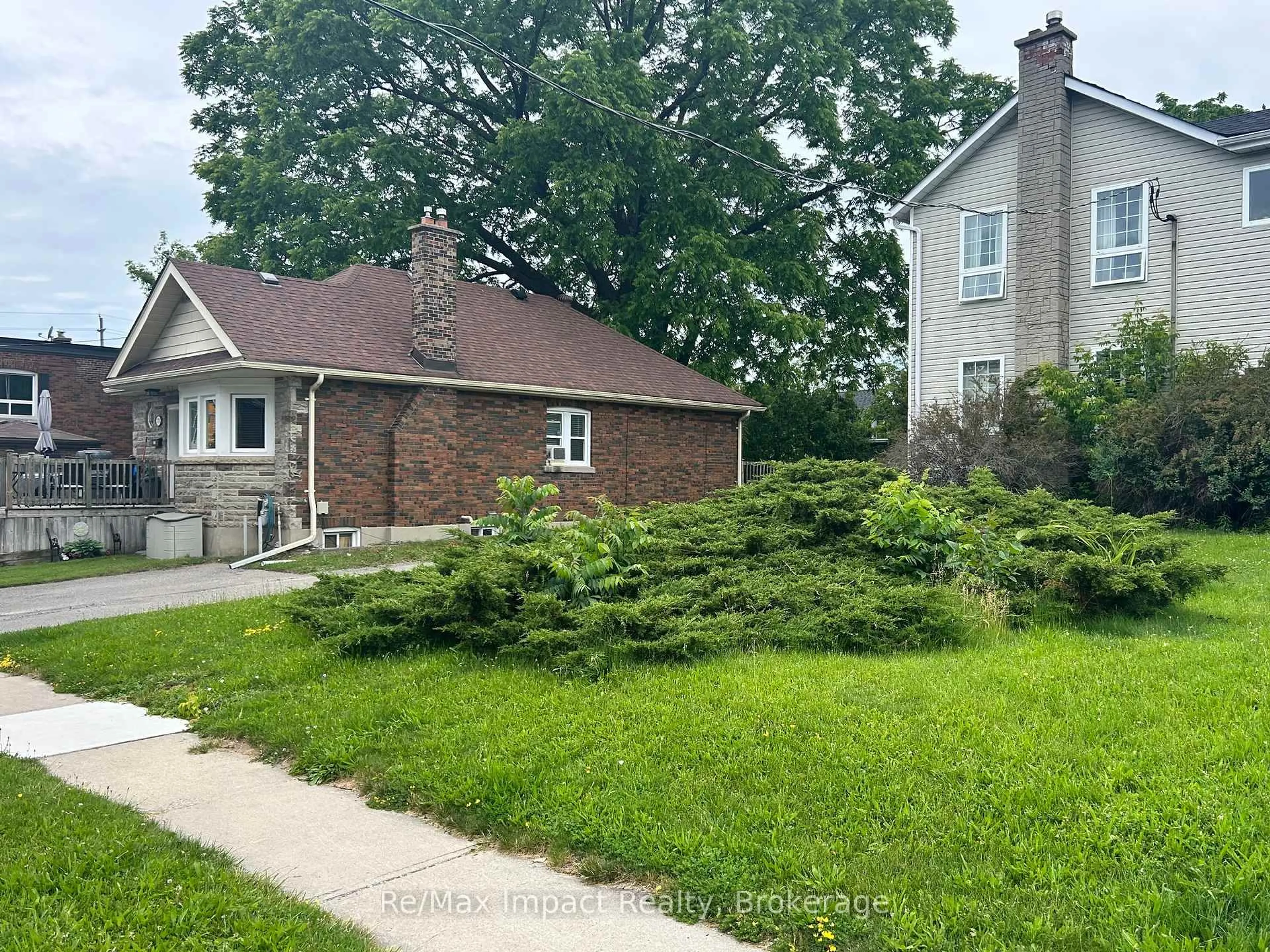 A pic from outside/outdoor area/front of a property/back of a property/a pic from drone, street for 292/278 William St, Oshawa Ontario L1G 1K8