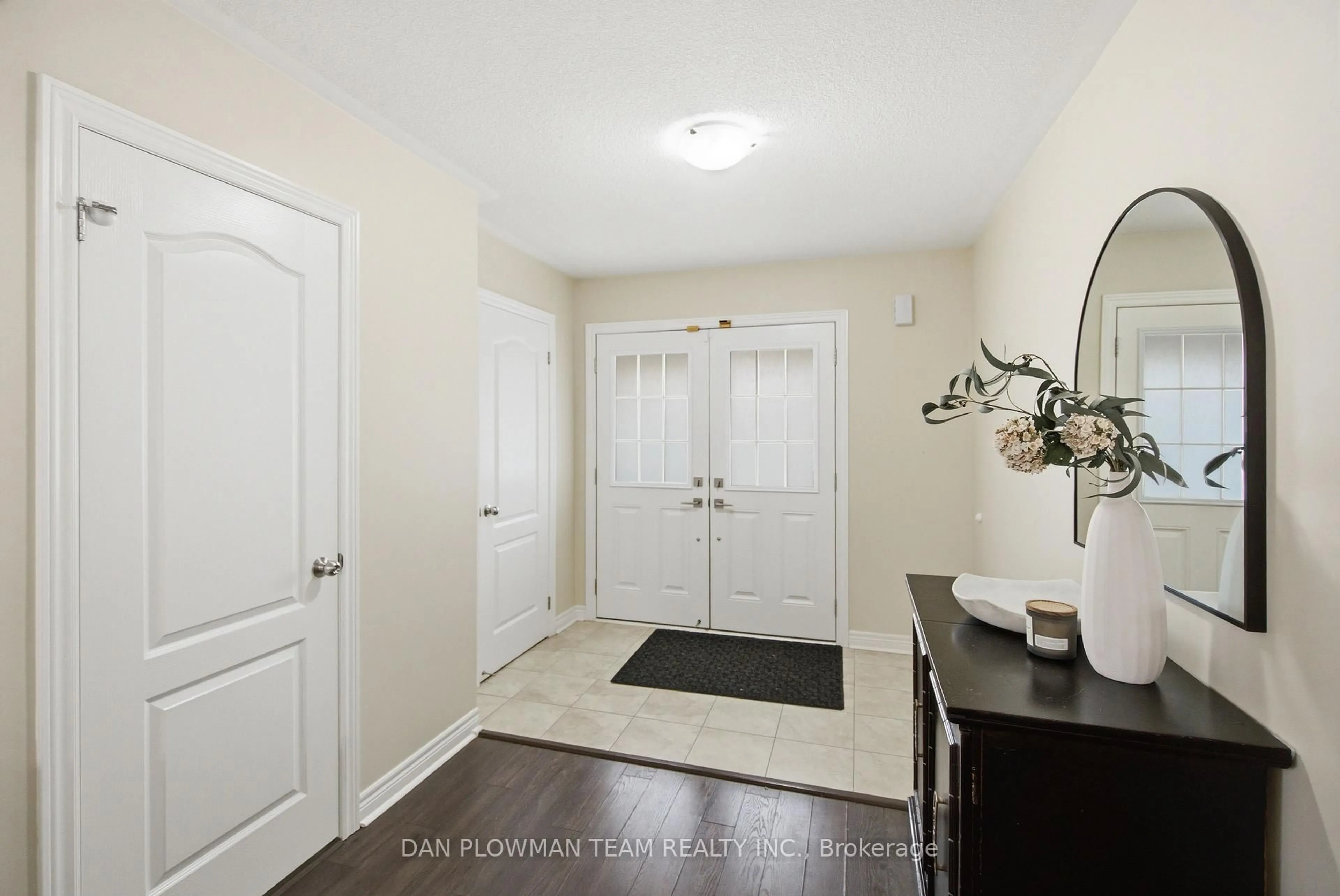 Indoor entryway for 1995 Queensbury Dr, Oshawa Ontario L1K 0S1