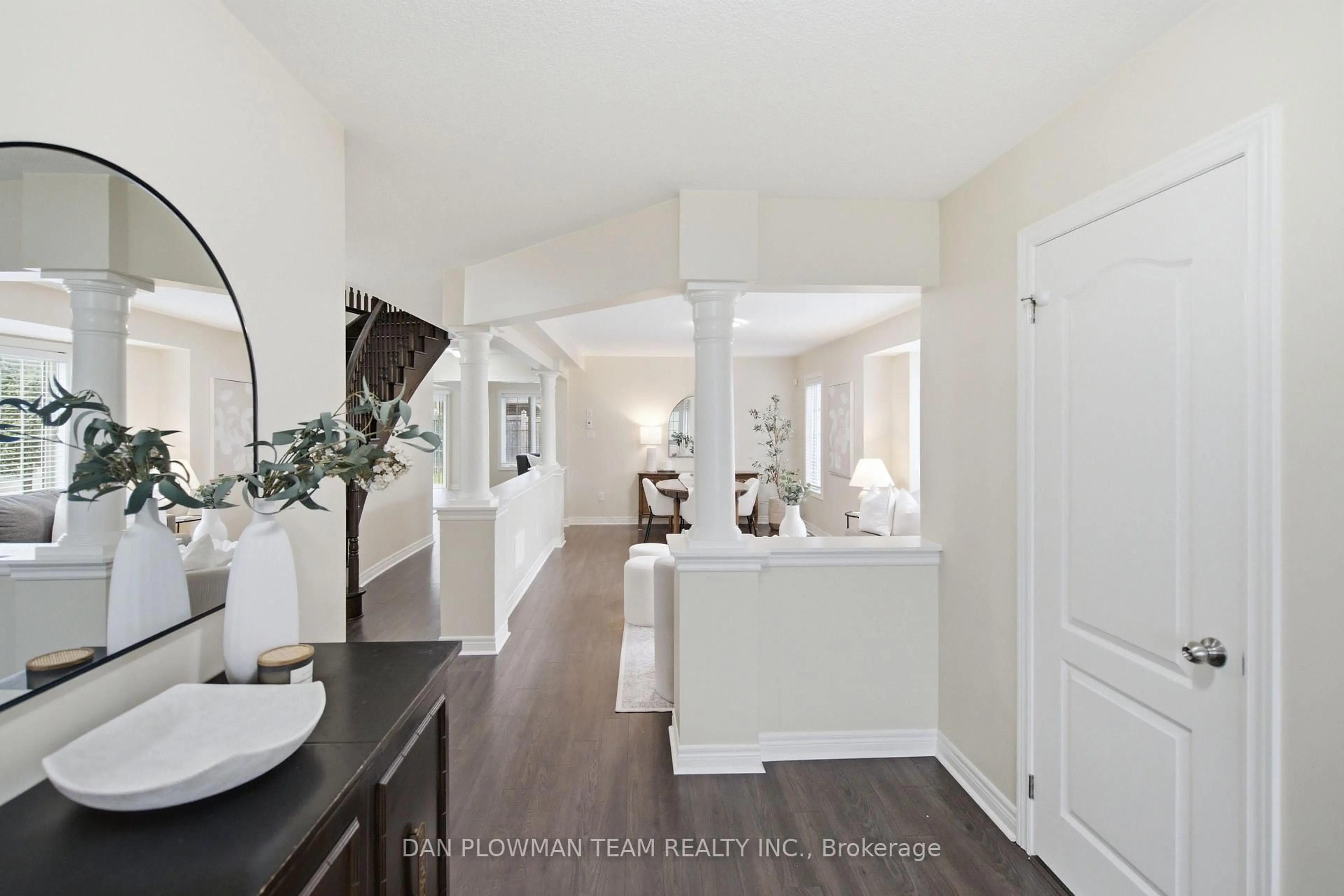 Indoor entryway for 1995 Queensbury Dr, Oshawa Ontario L1K 0S1