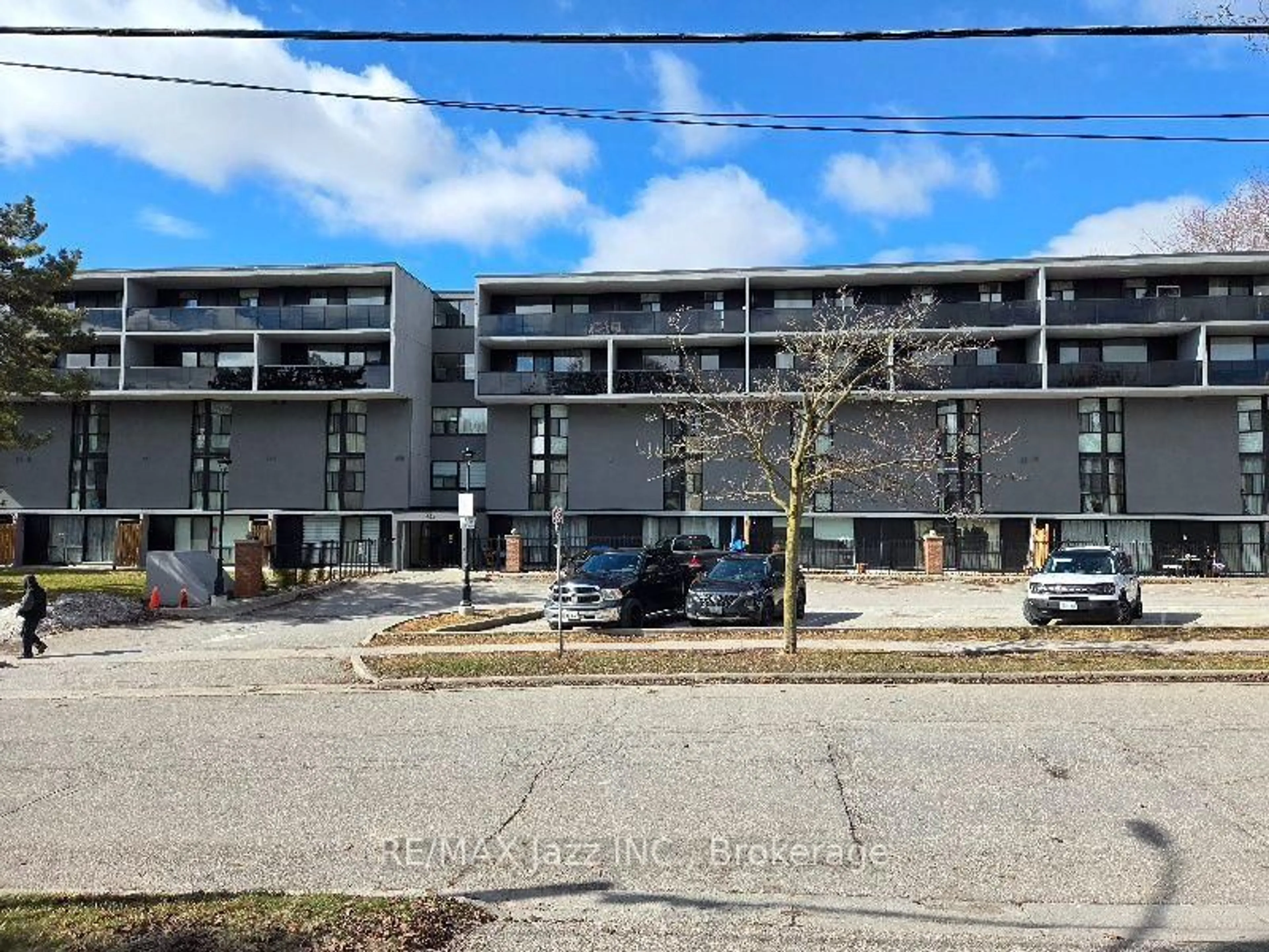 A pic from outside/outdoor area/front of a property/back of a property/a pic from drone, building for 454 Centre St #108, Oshawa Ontario L1H 4C2