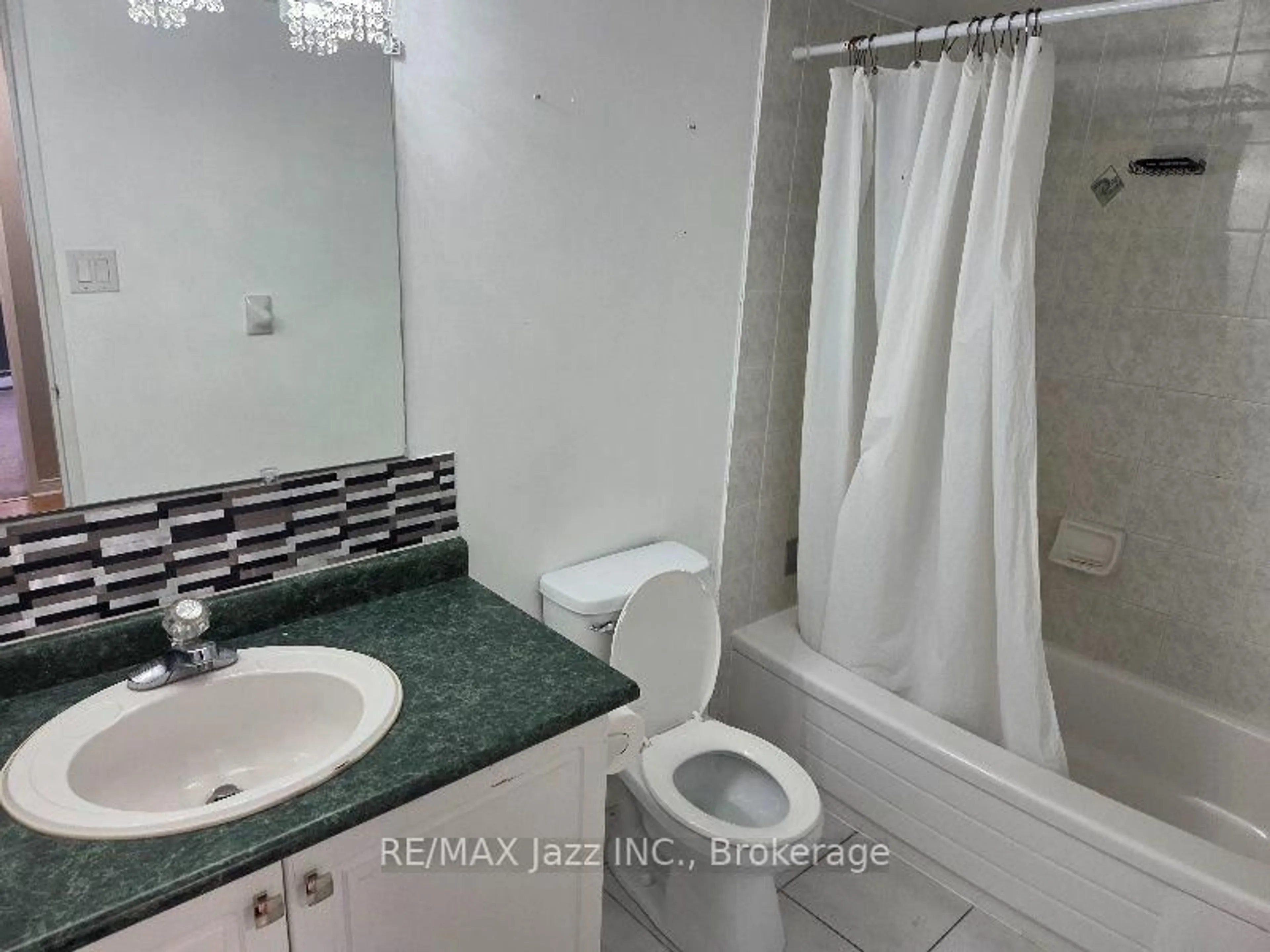 Standard bathroom, ceramic/tile floor for 454 Centre St #108, Oshawa Ontario L1H 4C2