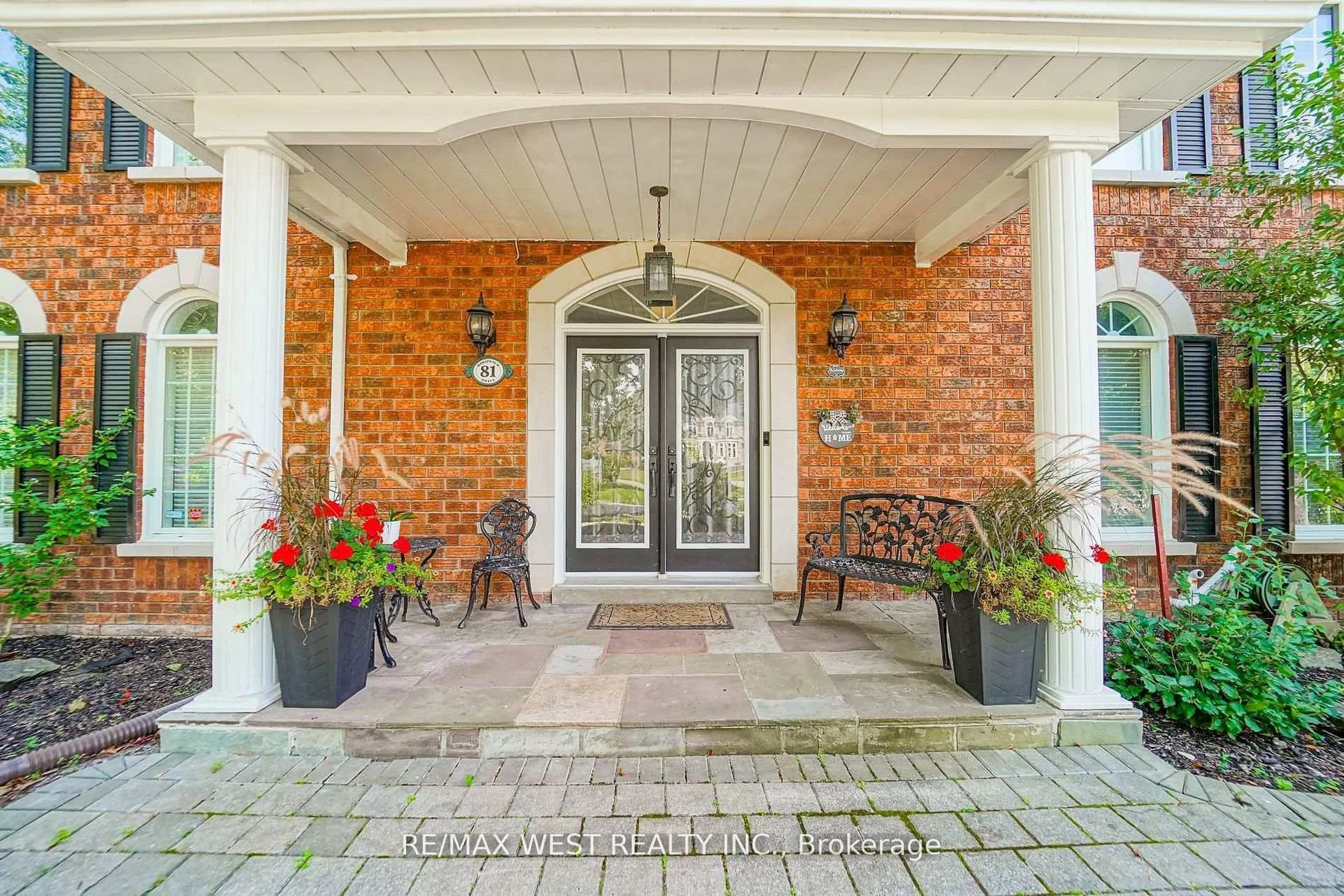 Indoor entryway for 81 Woodview Dr, Pickering Ontario L1V 1L1