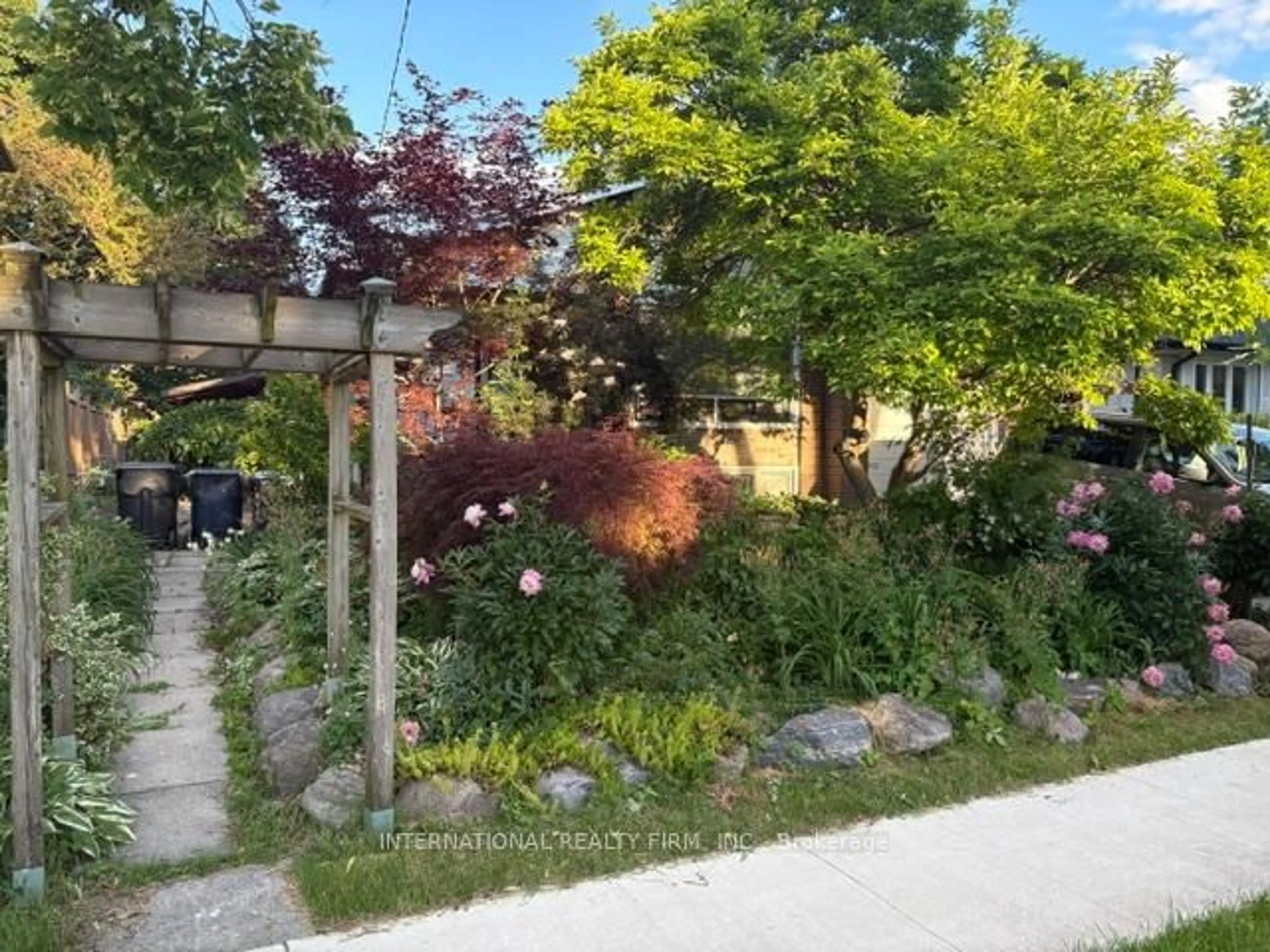 A pic from outside/outdoor area/front of a property/back of a property/a pic from drone, street for 19 Windover Dr, Toronto Ontario M1G 1P1