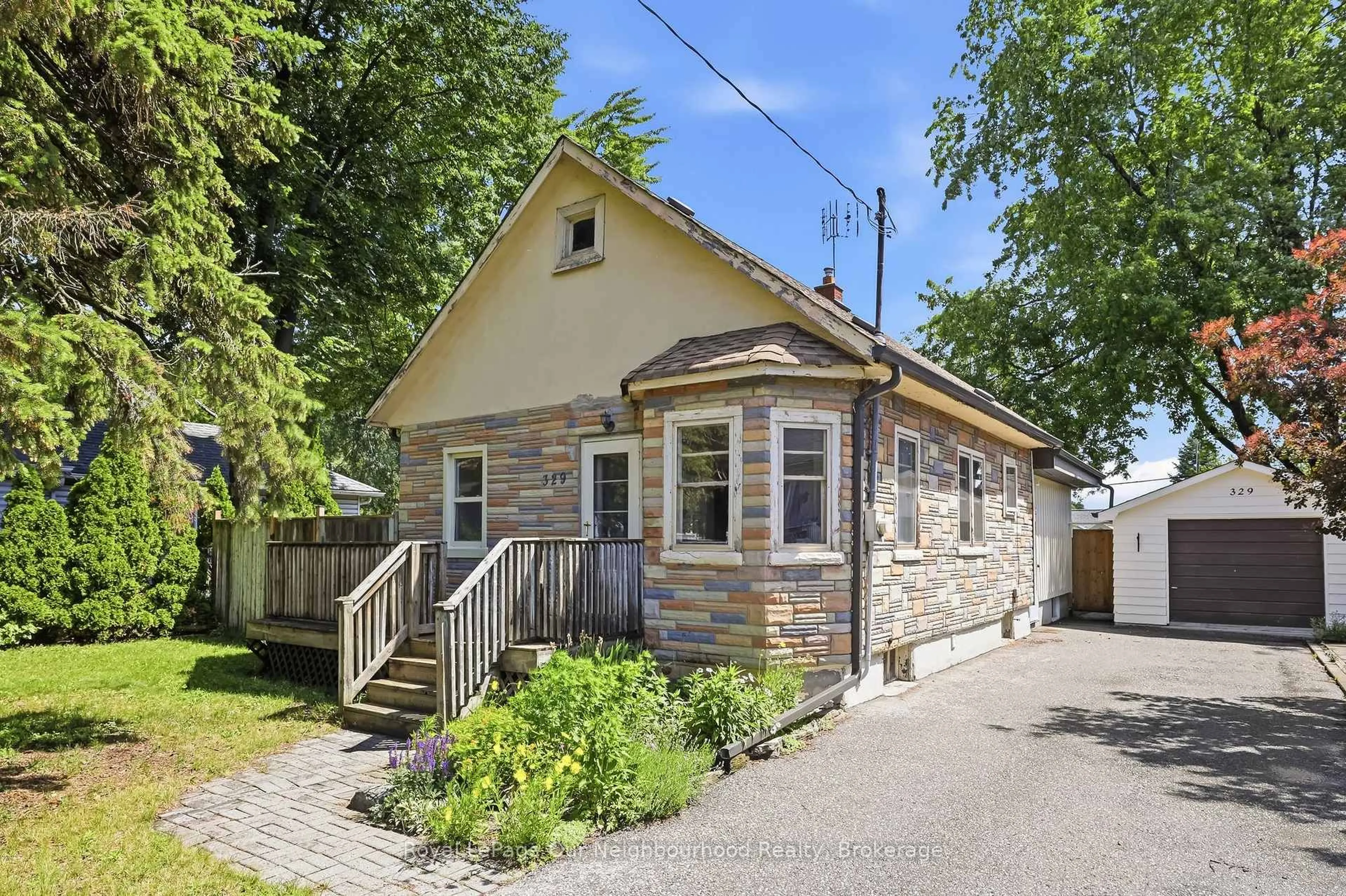 Unknown for 329 Perry St, Whitby Ontario L1N 4C2