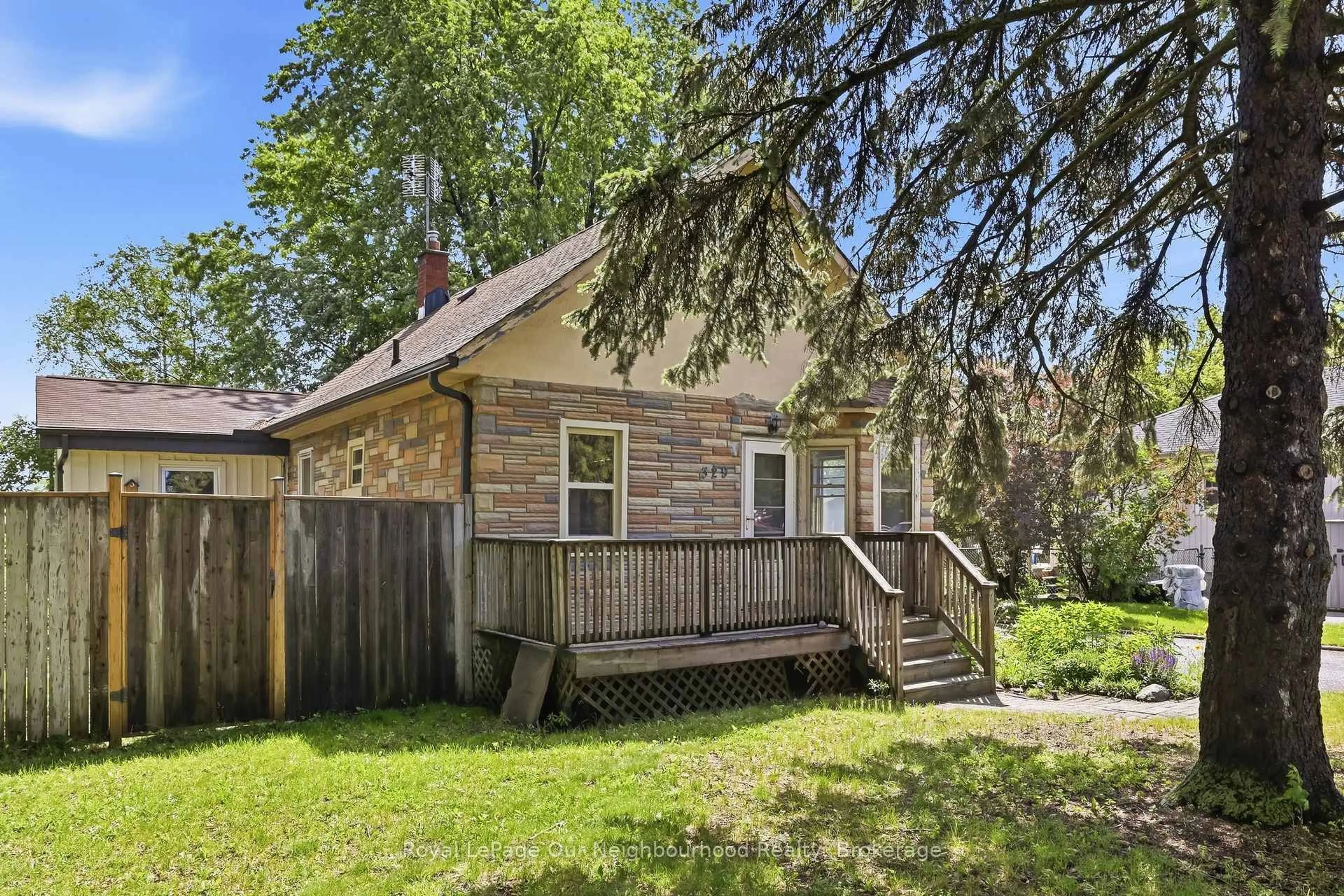 Patio, unknown for 329 Perry St, Whitby Ontario L1N 4C2