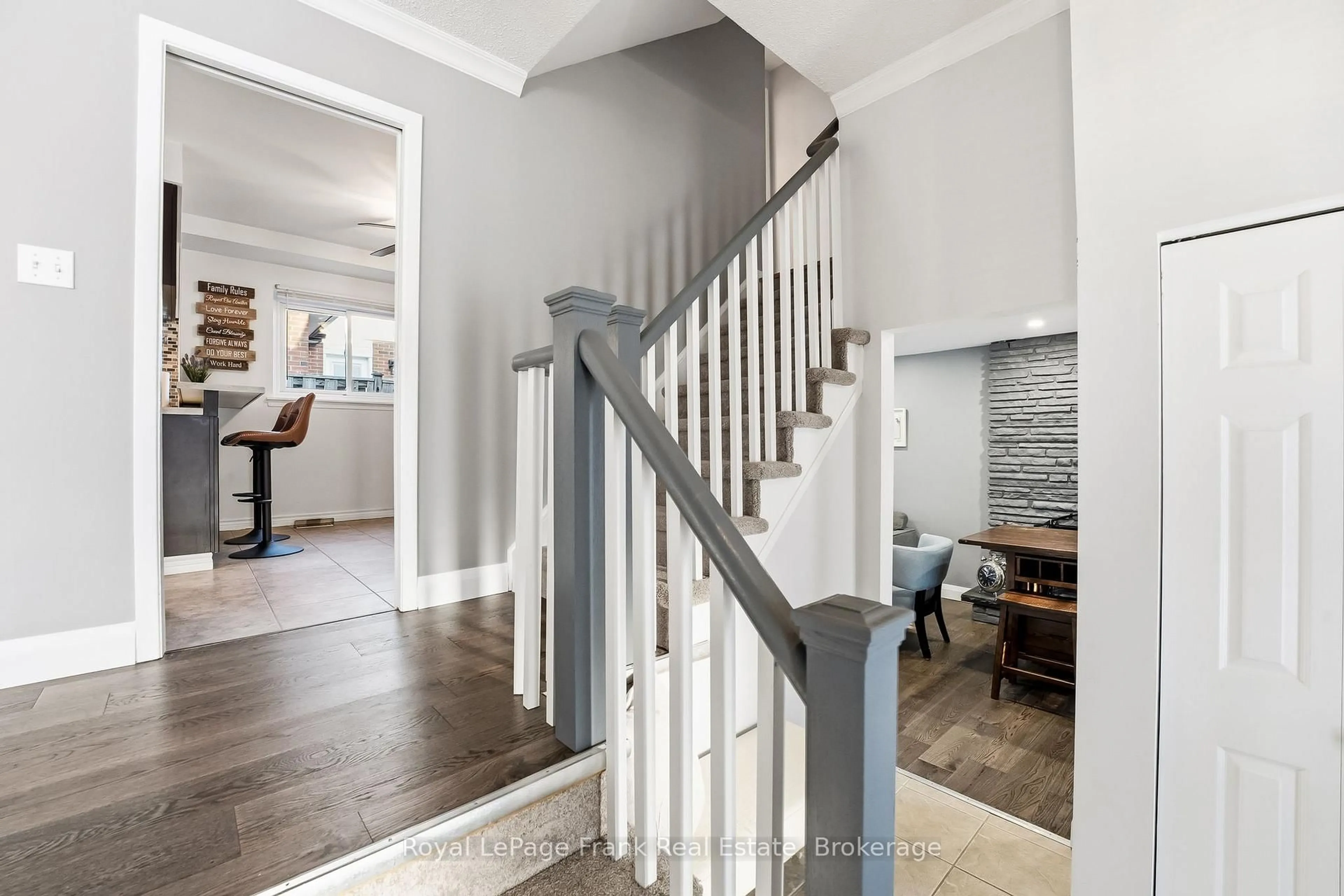 Indoor entryway for 489 Crestwood Dr, Oshawa Ontario L1G 2R4