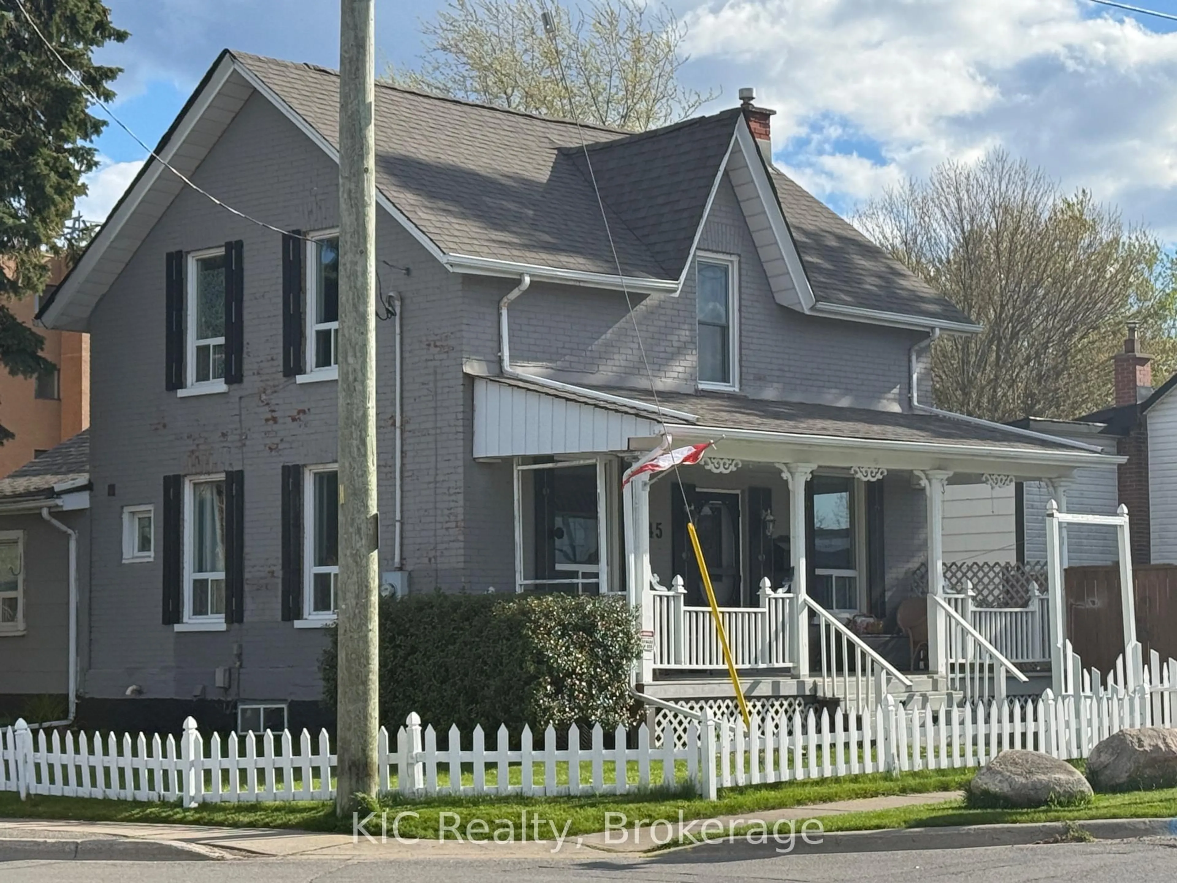 Home with vinyl exterior material, street for 45 Albany St, Oshawa Ontario L1H 2Y9