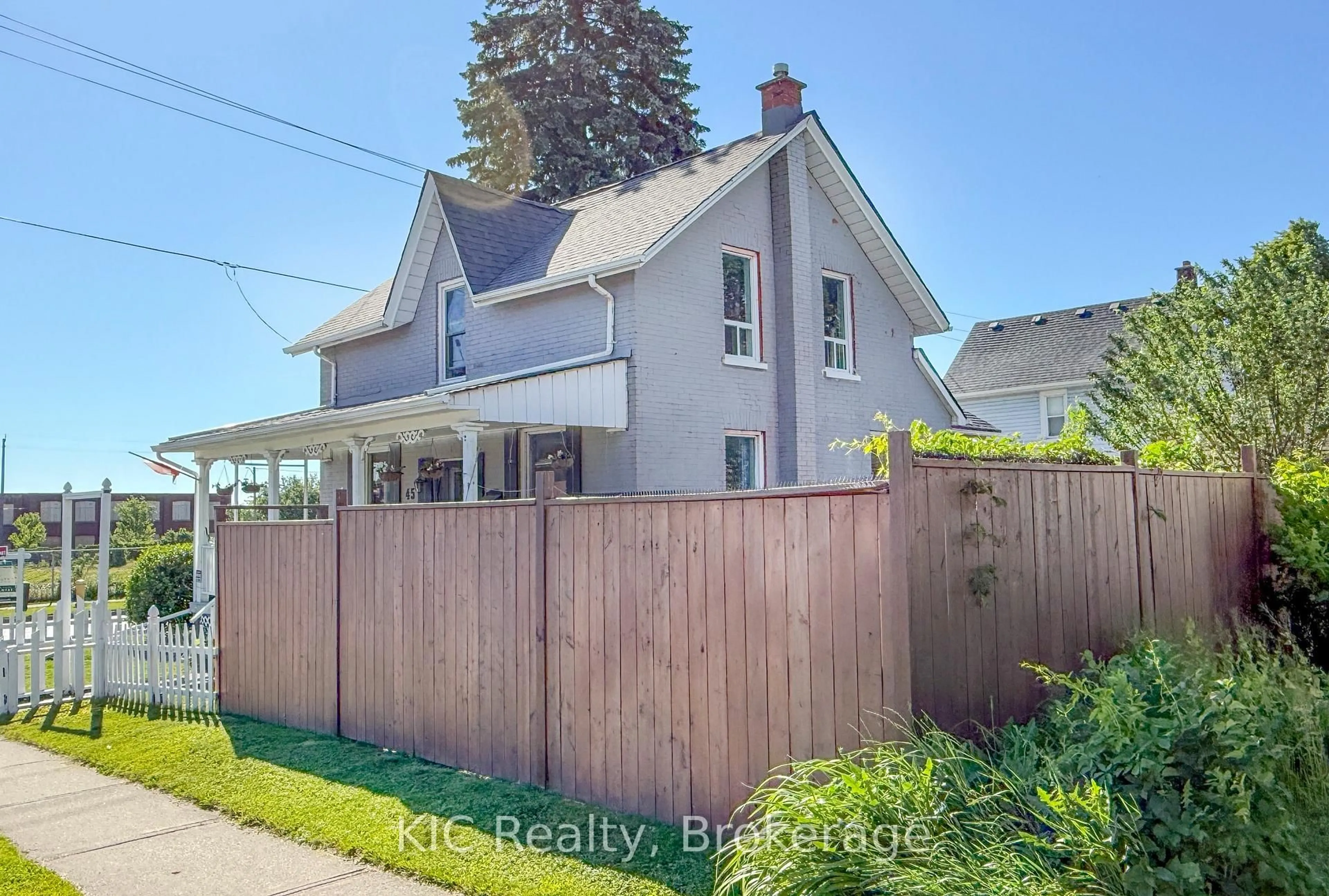 A pic from outside/outdoor area/front of a property/back of a property/a pic from drone, street for 45 Albany St, Oshawa Ontario L1H 2Y9