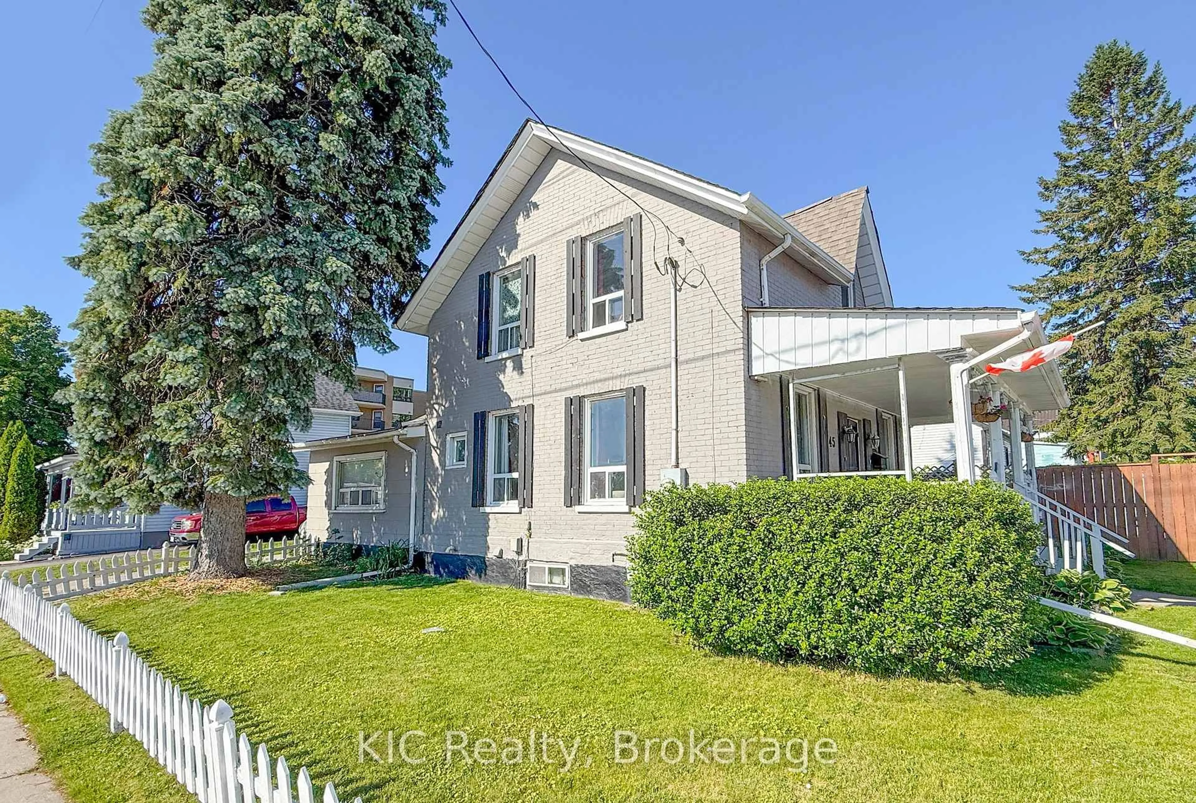 A pic from outside/outdoor area/front of a property/back of a property/a pic from drone, street for 45 Albany St, Oshawa Ontario L1H 2Y9