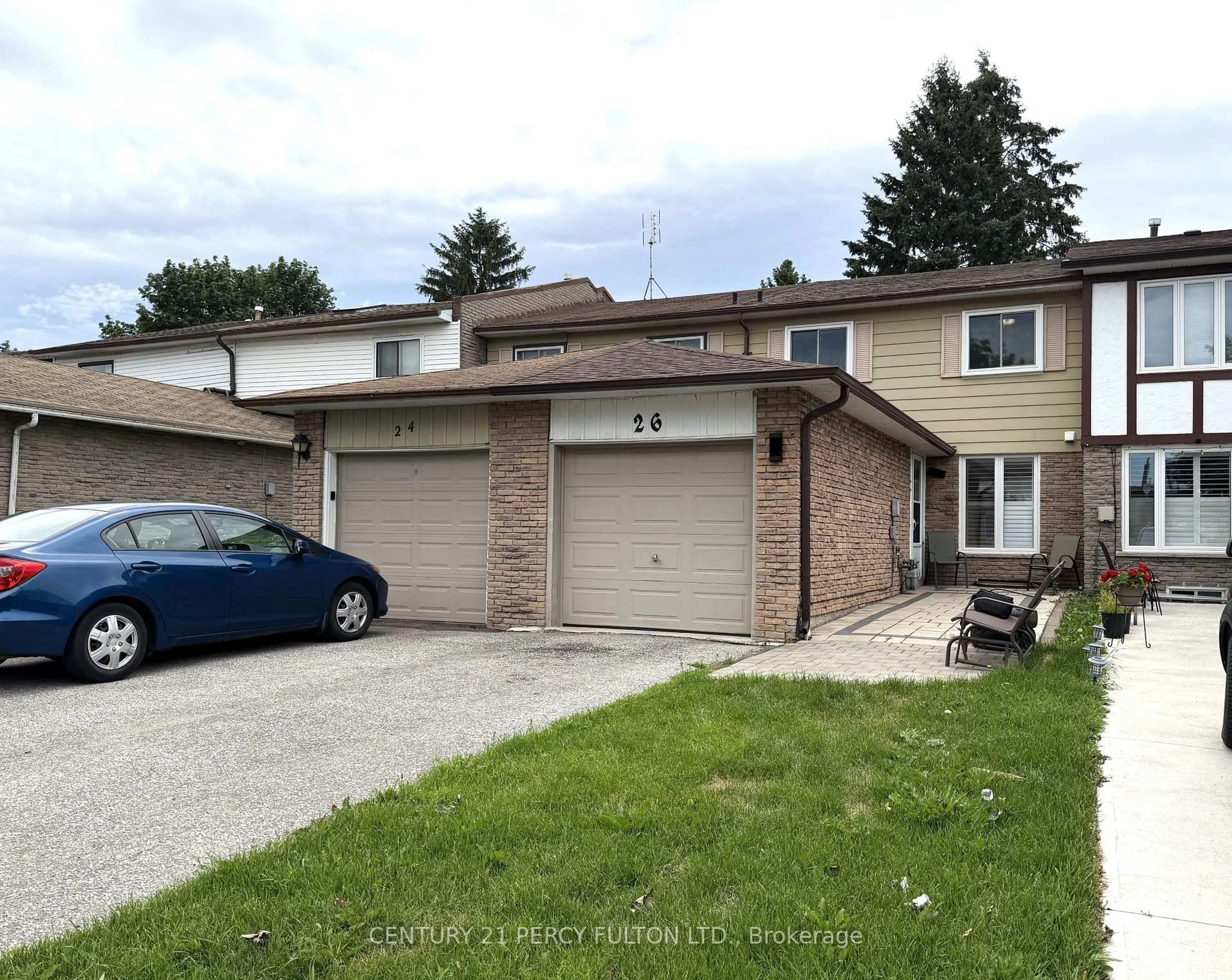 A pic from outside/outdoor area/front of a property/back of a property/a pic from drone, street for 26 Robbinstone Dr, Toronto Ontario M1B 2E6