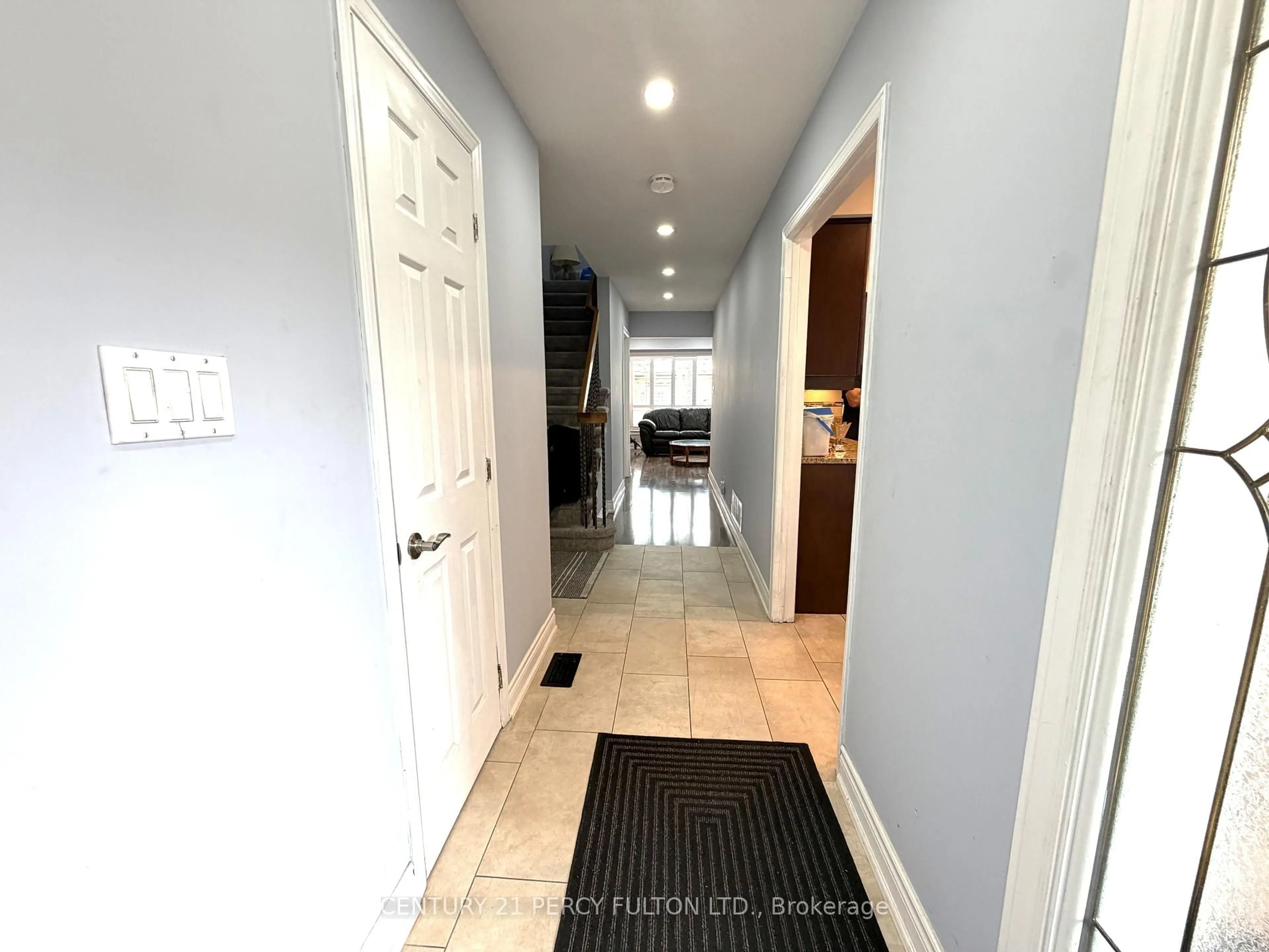 Indoor entryway for 26 Robbinstone Dr, Toronto Ontario M1B 2E6