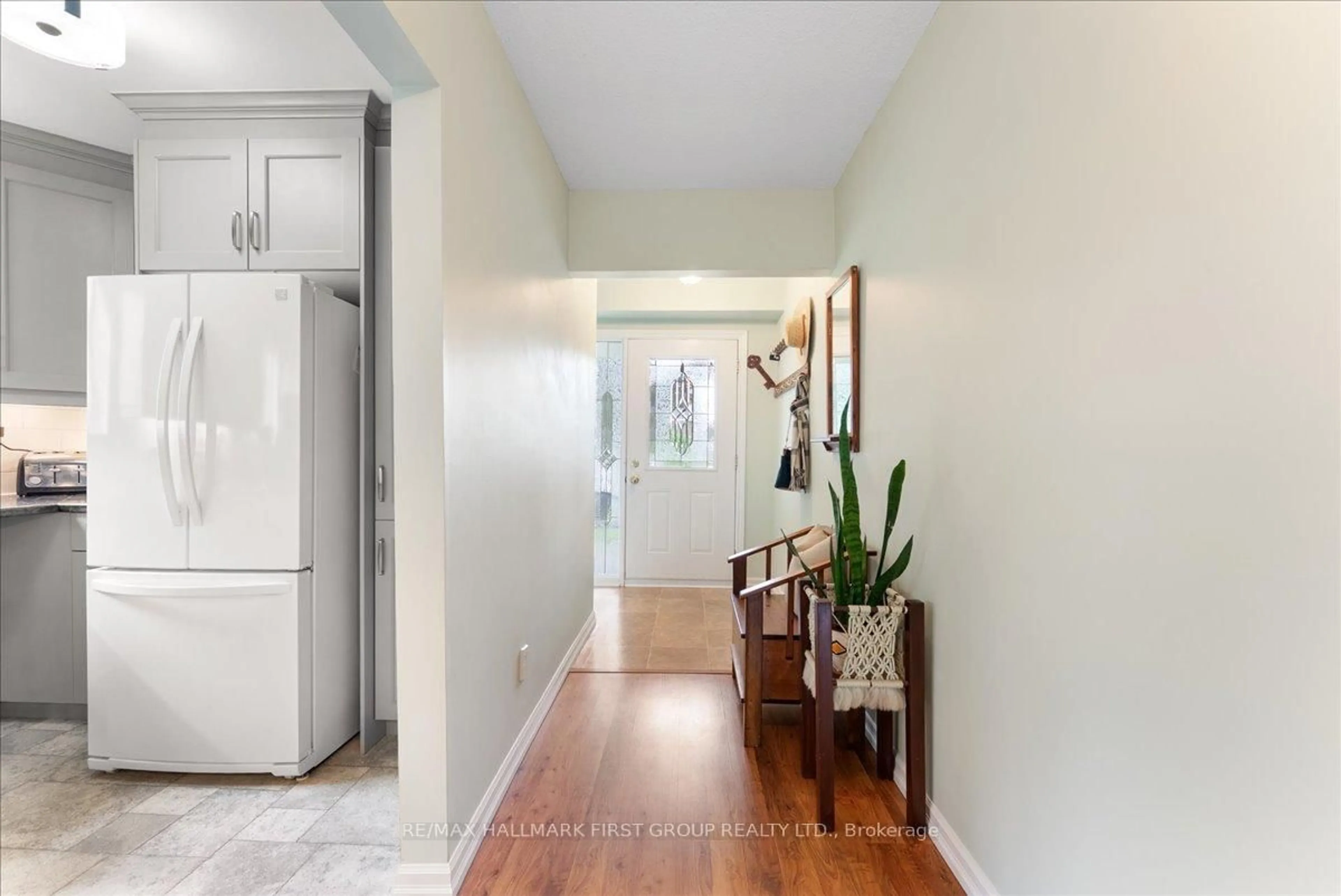 Indoor entryway for 100 Martin Rd, Clarington Ontario L1C 3N4