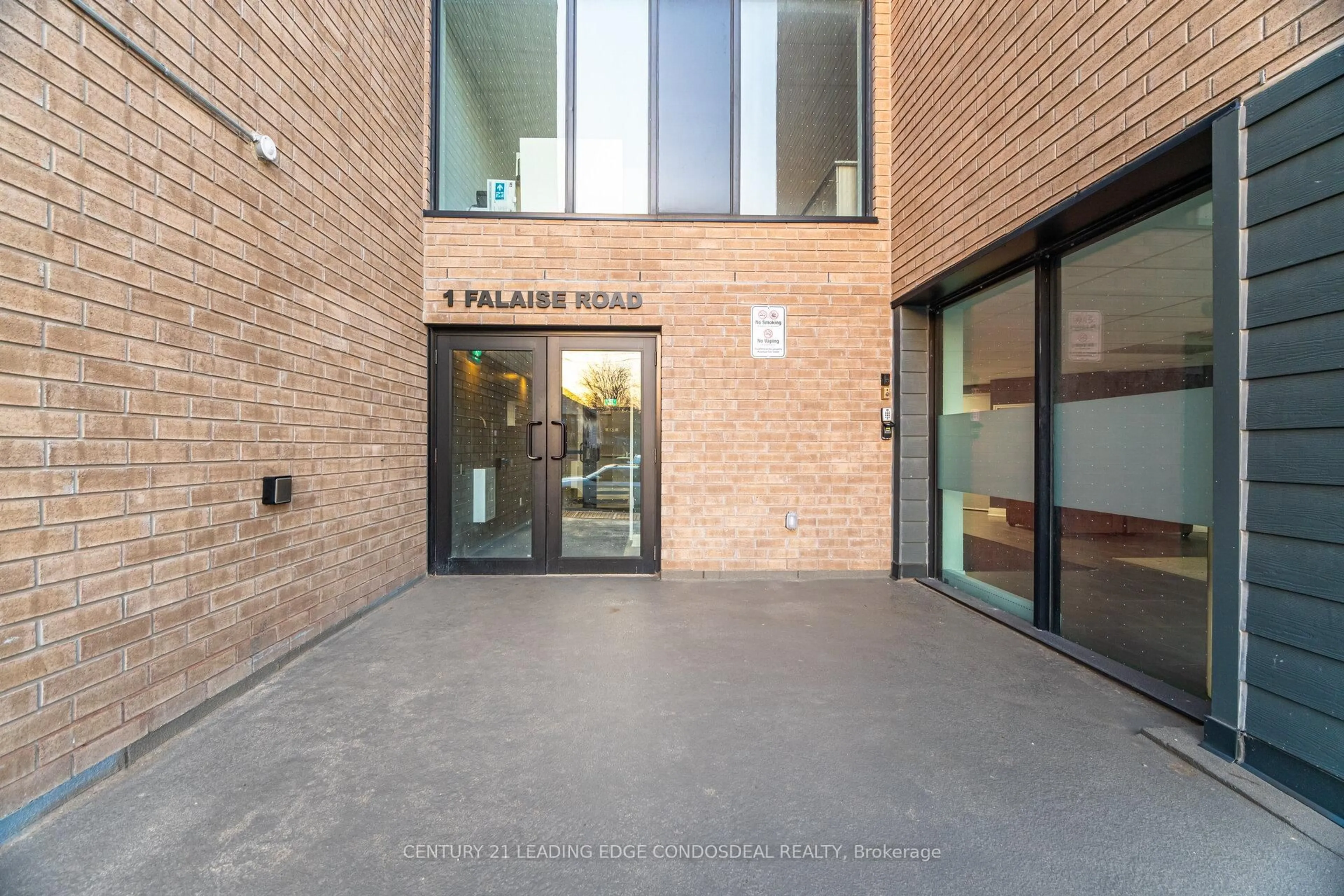 Indoor foyer for 1 Falaise Rd #424, Toronto Ontario M1E 0B9