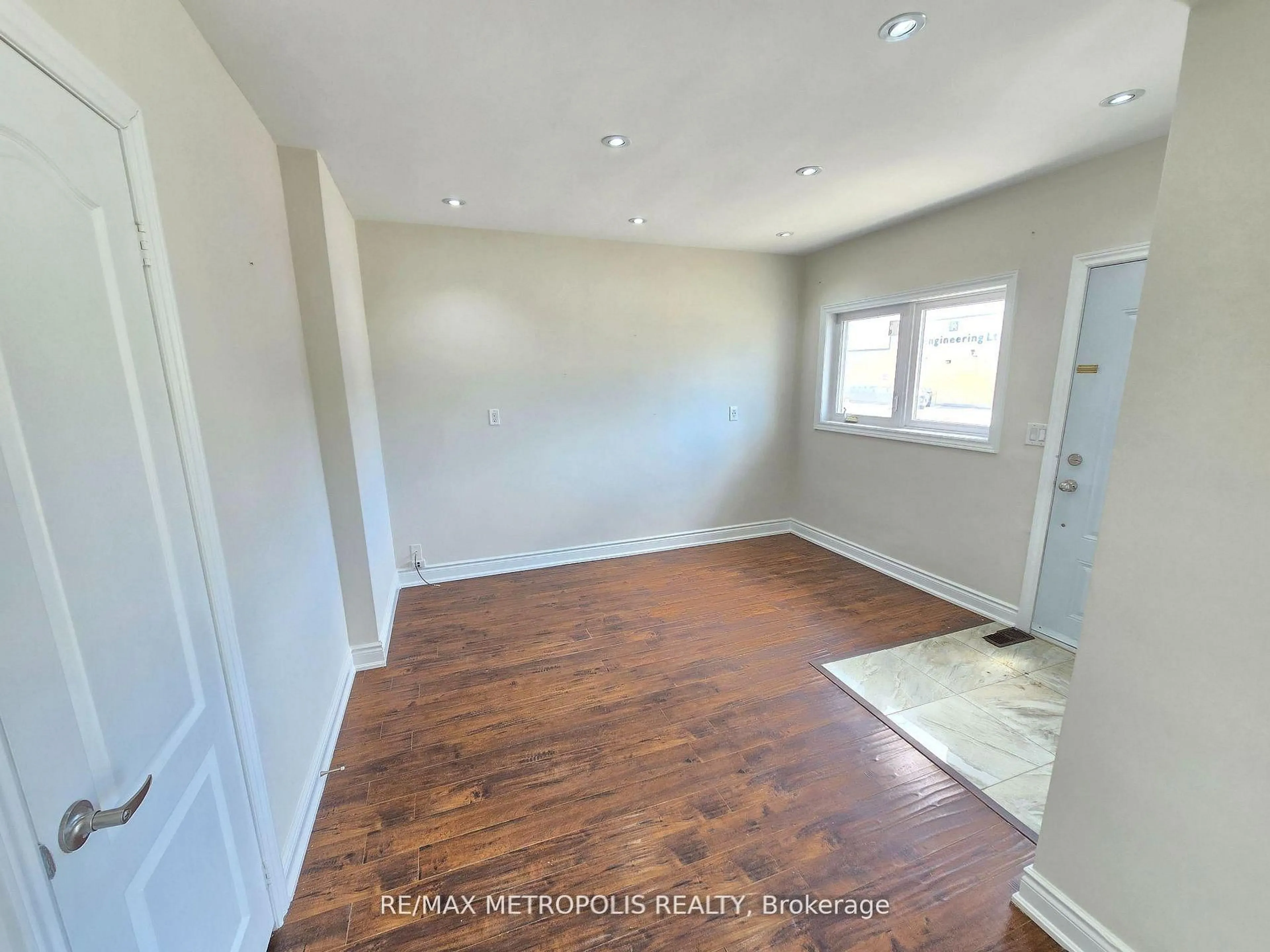 Indoor entryway for 238 Toronto Ave, Oshawa Ontario L1H 3C1