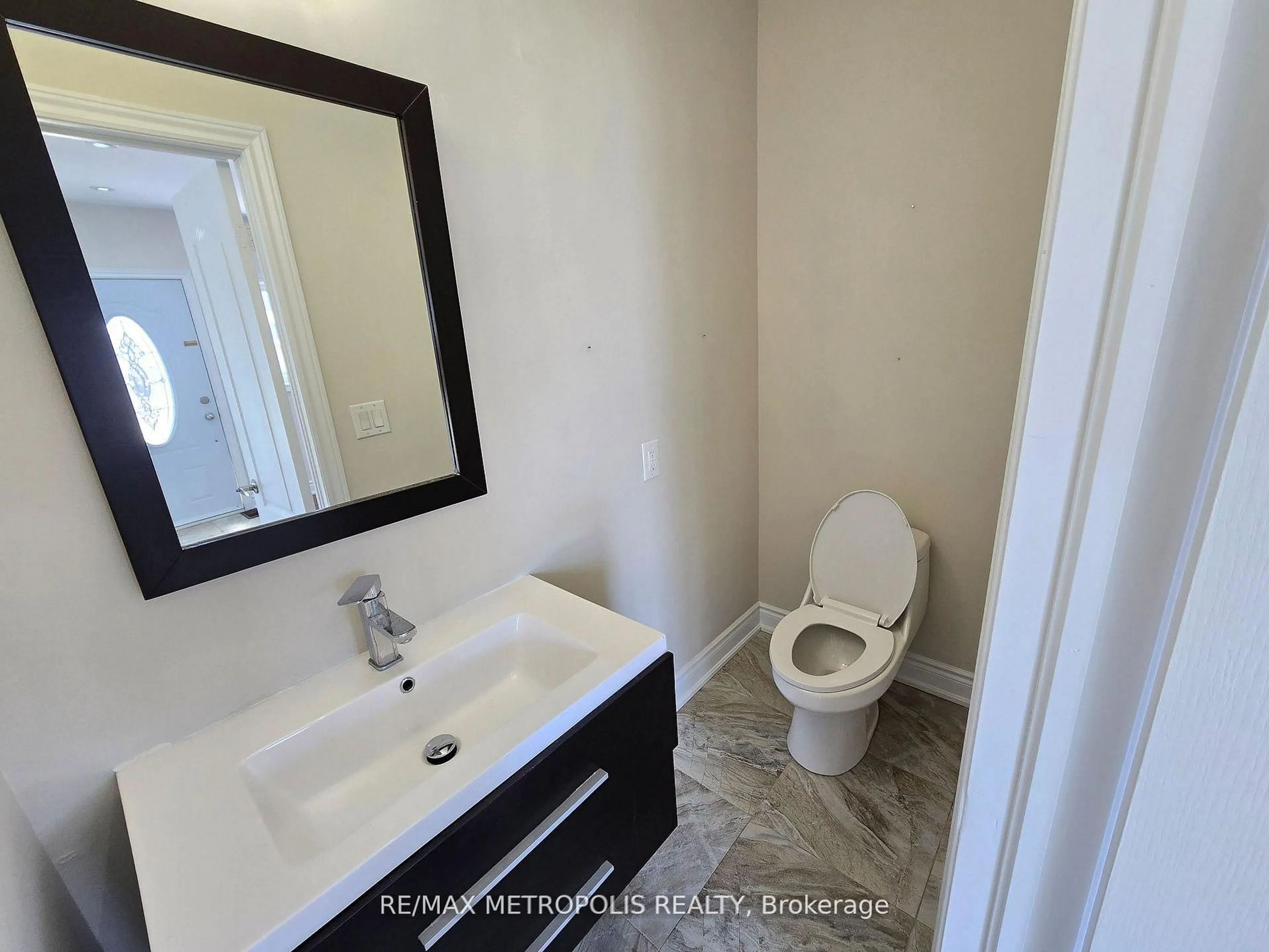Standard bathroom, ceramic/tile floor for 238 Toronto Ave, Oshawa Ontario L1H 3C1
