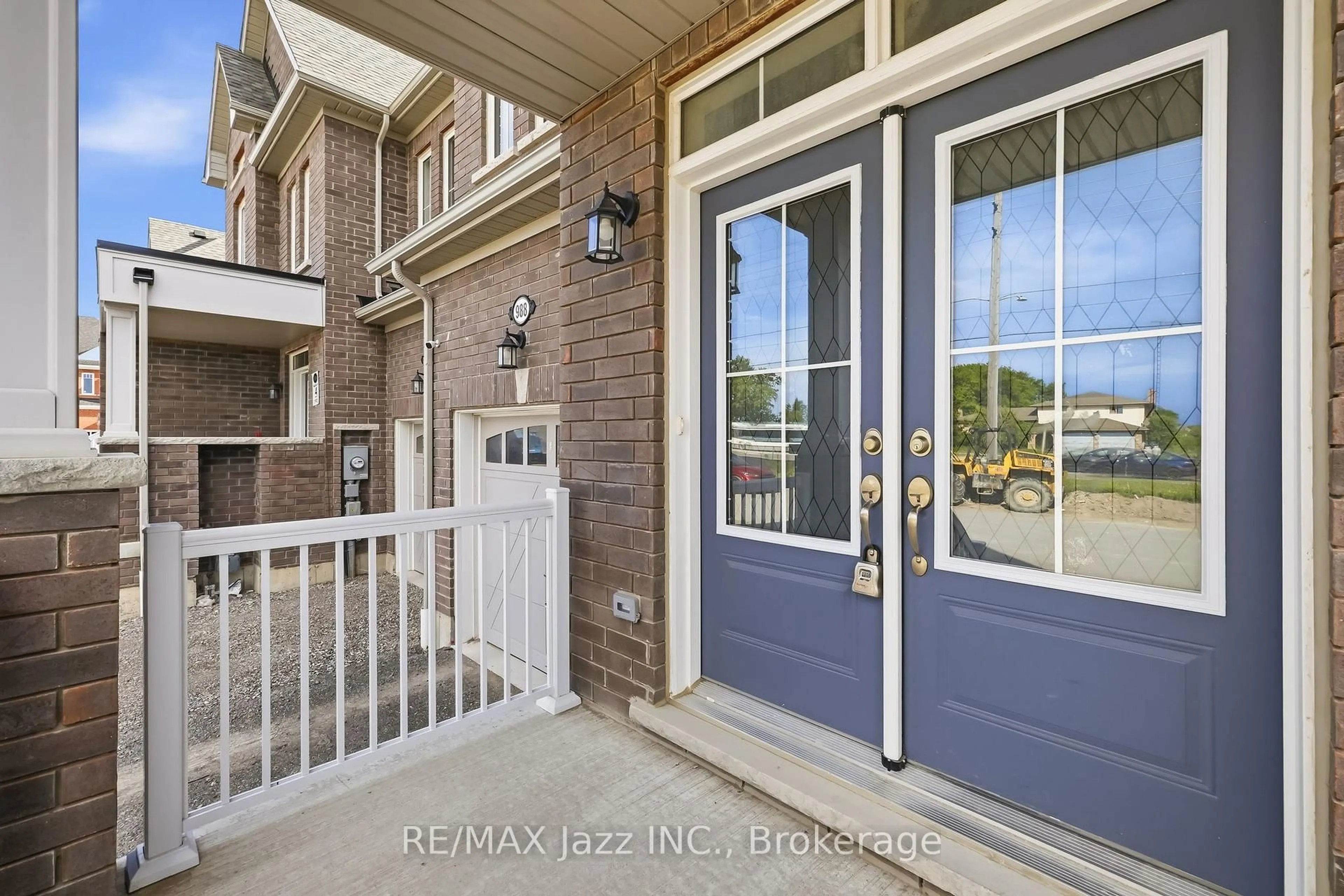 Indoor entryway for 988 Matthew Murray Cres, Oshawa Ontario L1K 3G5