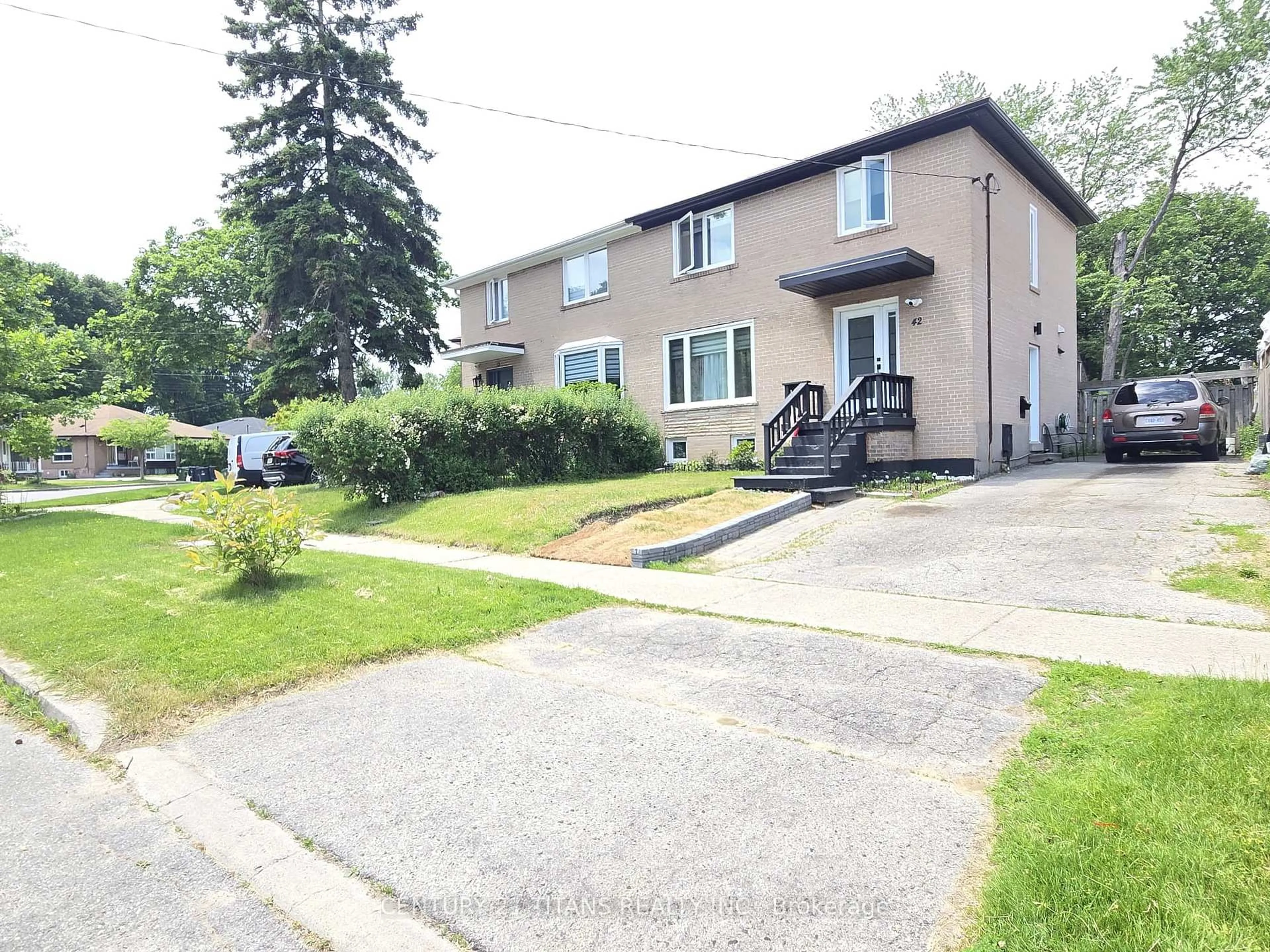 A pic from outside/outdoor area/front of a property/back of a property/a pic from drone, street for 42 Pixley Cres, Toronto Ontario M1E 3G6