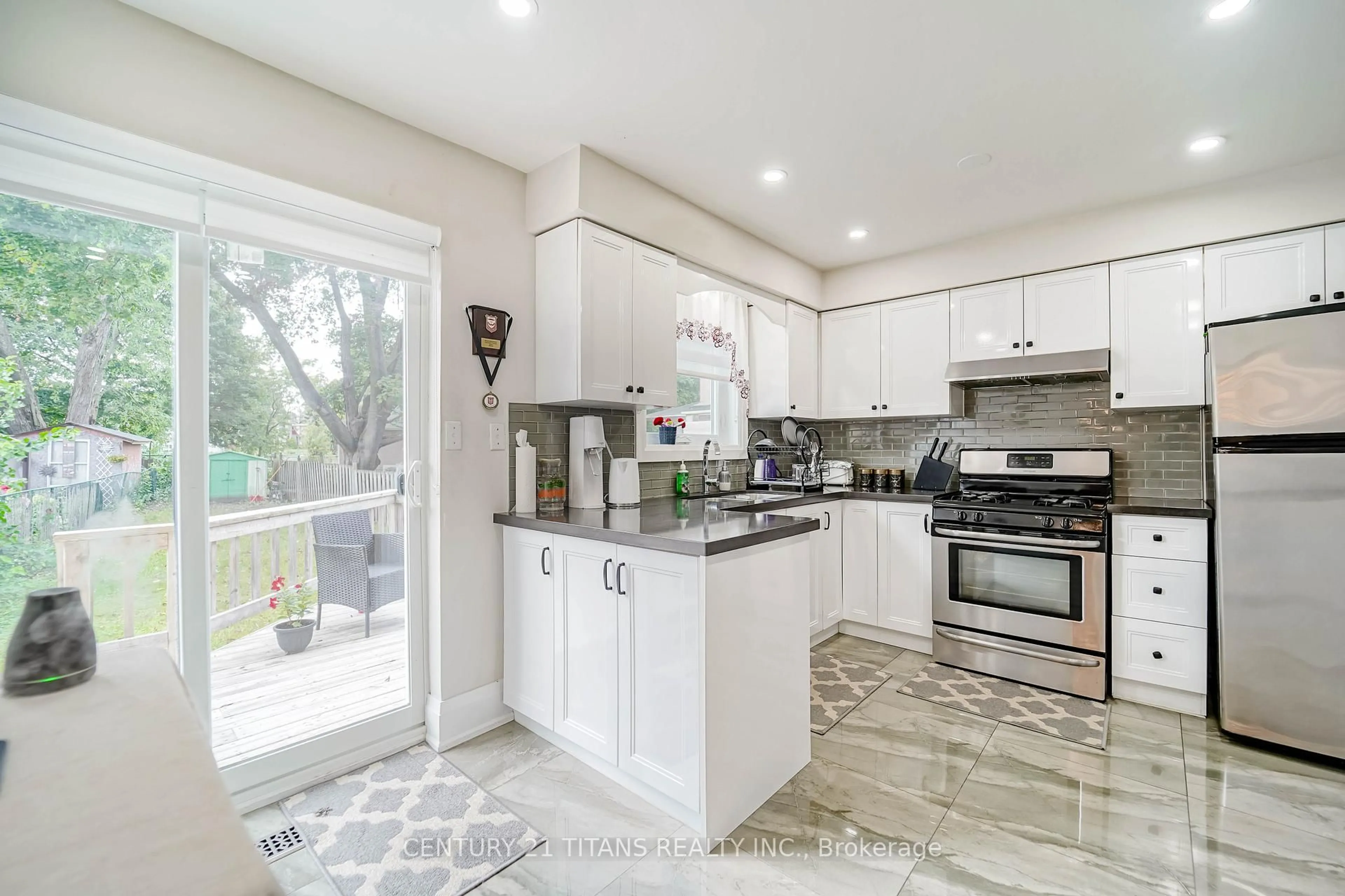 Open concept kitchen, ceramic/tile floor for 42 Pixley Cres, Toronto Ontario M1E 3G6