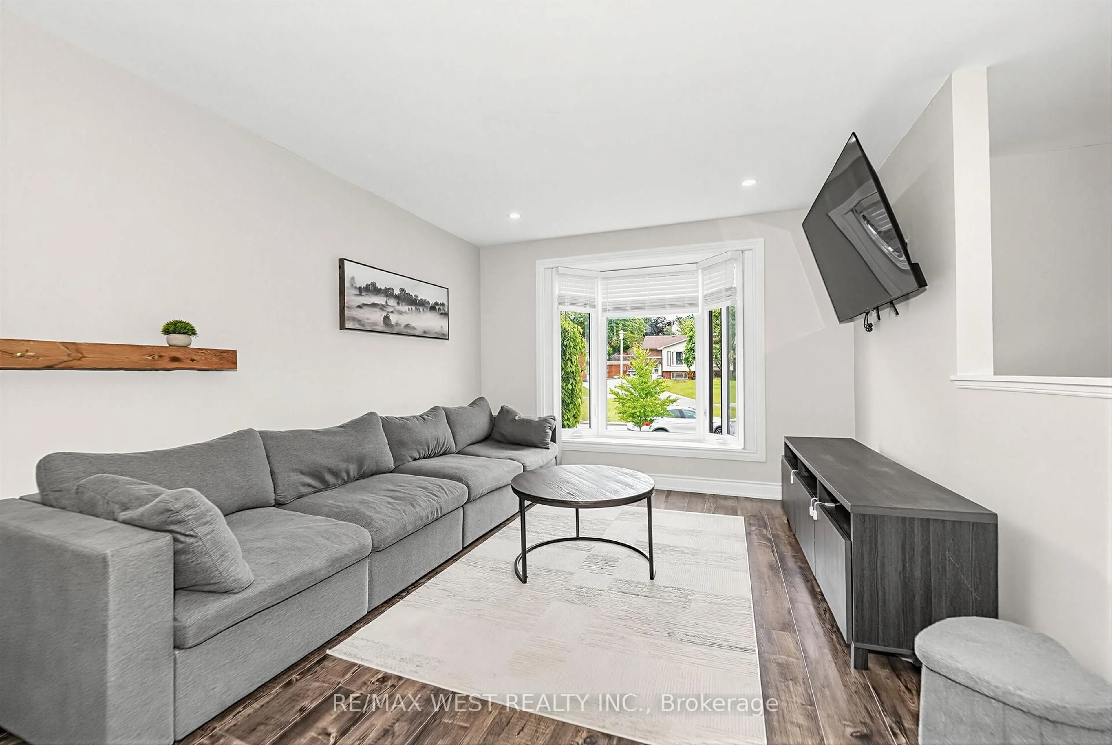 Living room with furniture, unknown for 641 Deauville Crt, Oshawa Ontario L1K 1R1