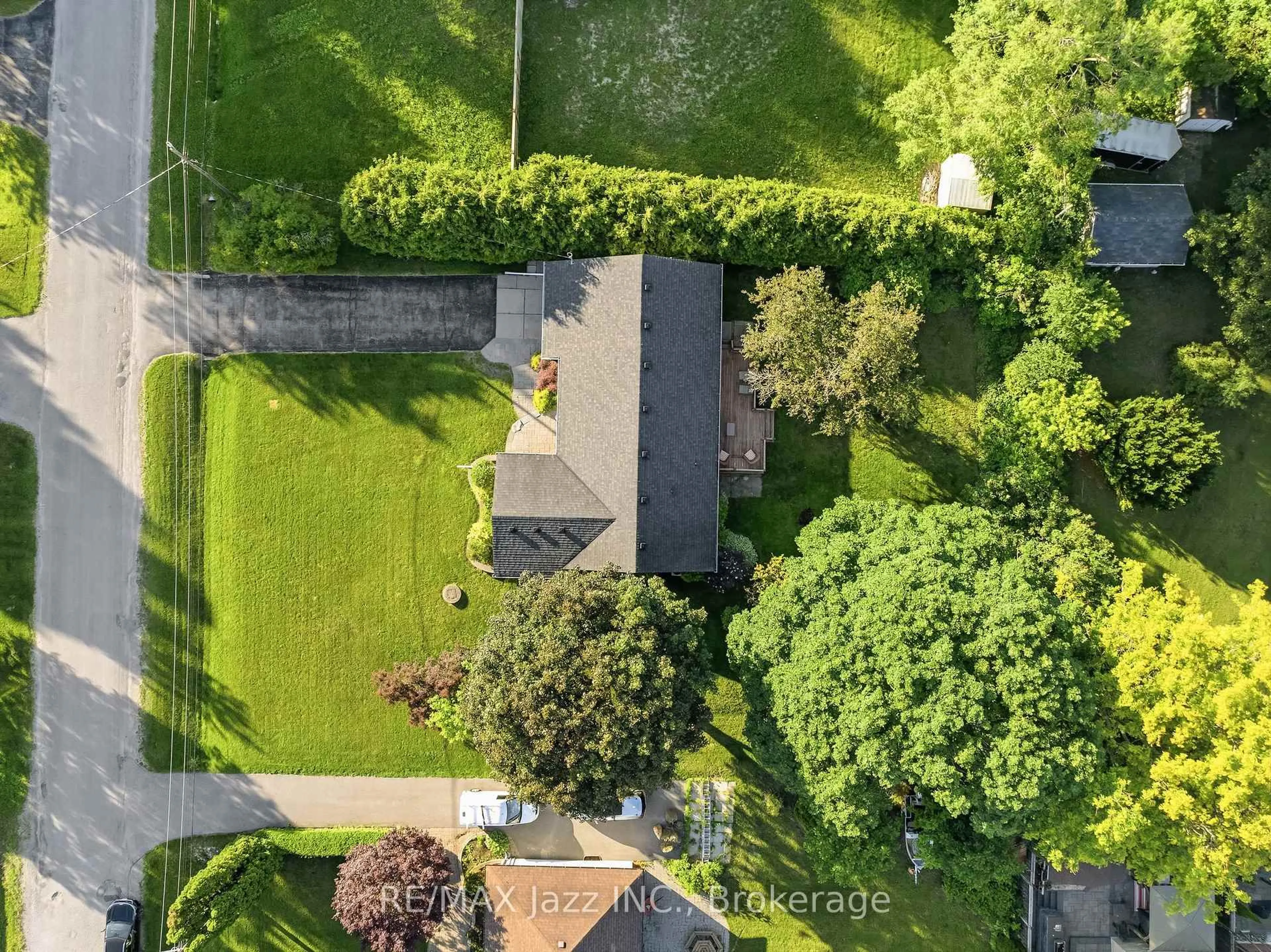 A pic from outside/outdoor area/front of a property/back of a property/a pic from drone, street for 11 Lynwood Ave, Clarington Ontario L1E 2H8