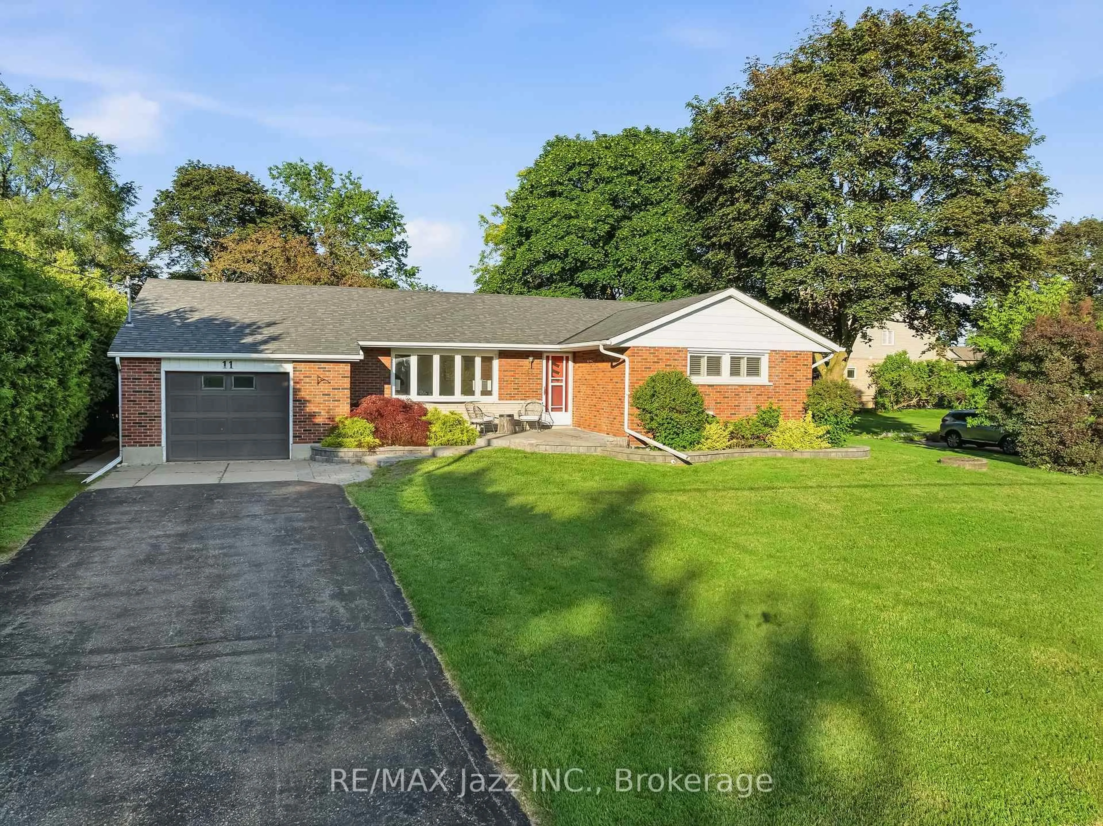A pic from outside/outdoor area/front of a property/back of a property/a pic from drone, street for 11 Lynwood Ave, Clarington Ontario L1E 2H8