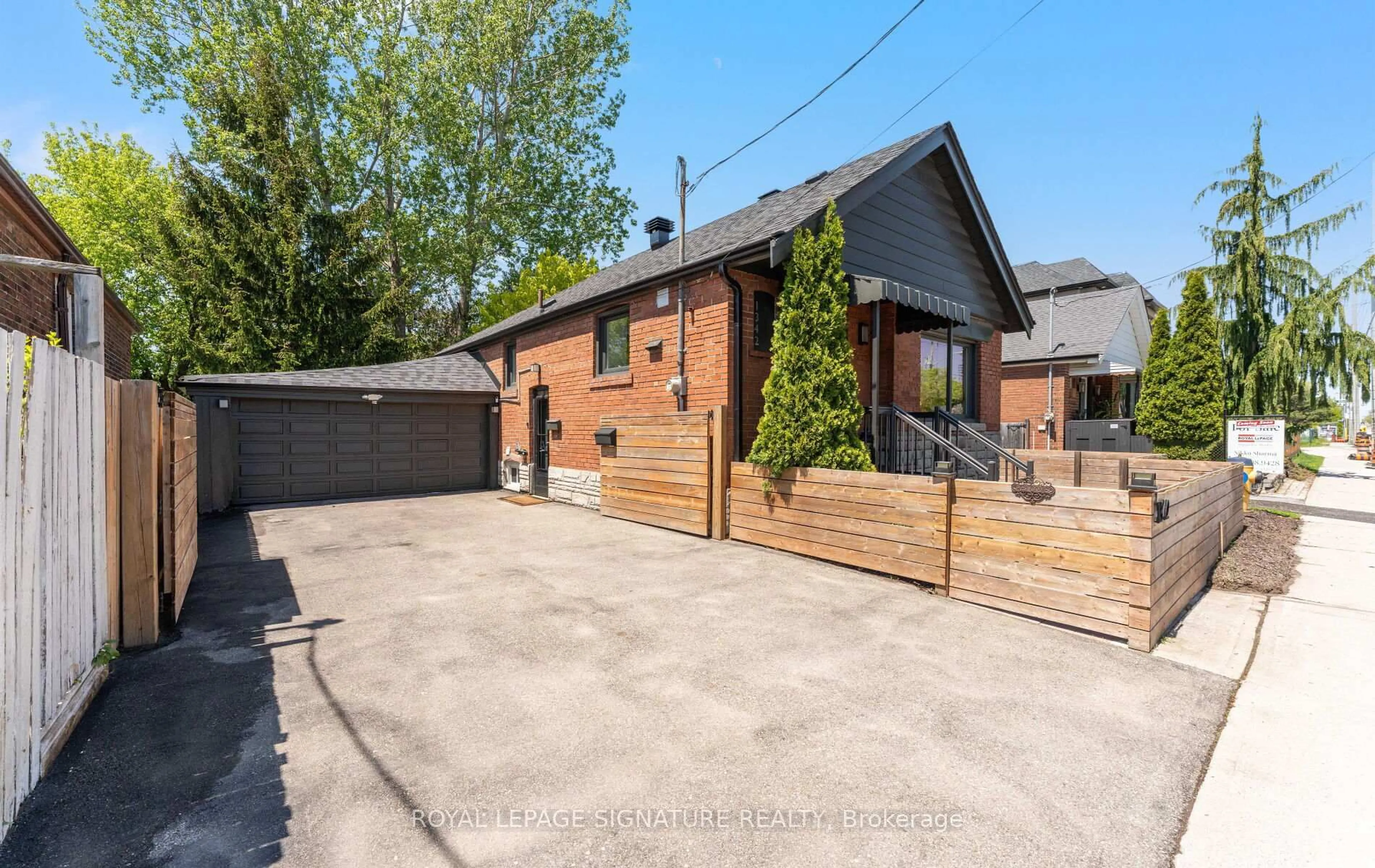 A pic from outside/outdoor area/front of a property/back of a property/a pic from drone, street for 1342 Victoria Park Ave, Toronto Ontario M4B 2L7