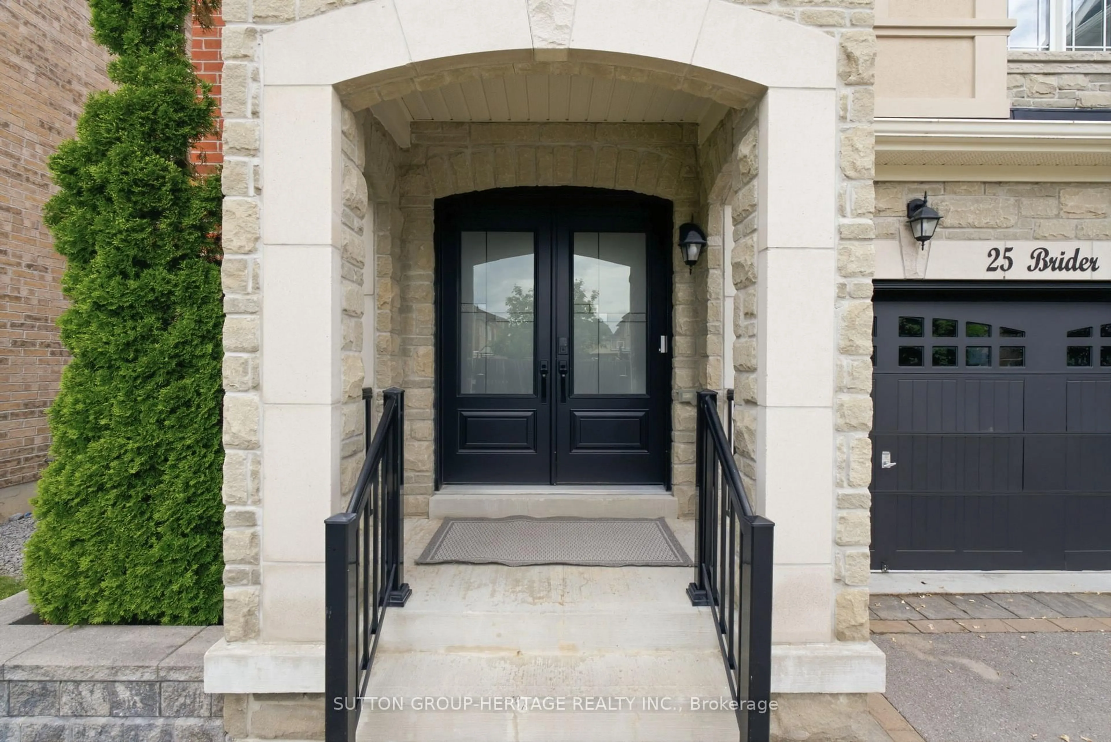 Indoor entryway for 25 Brider Cres, Ajax Ontario L1Z 0M3