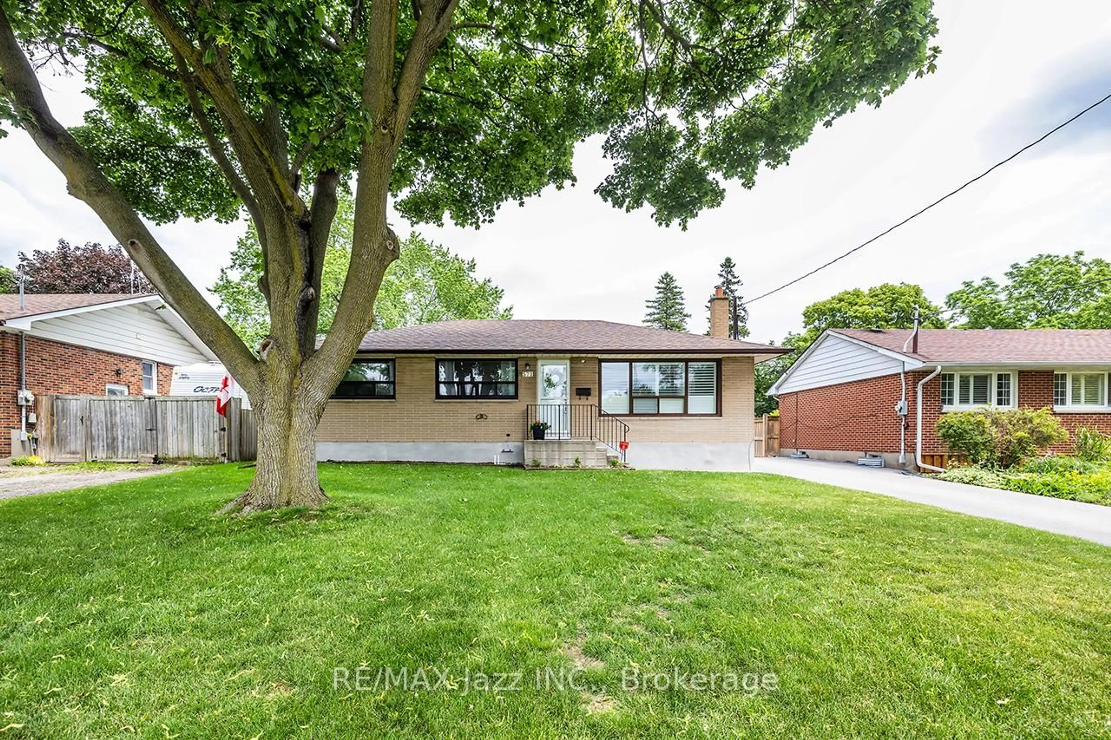 Unknown for 571 Finucane St, Oshawa Ontario L1J 5L5