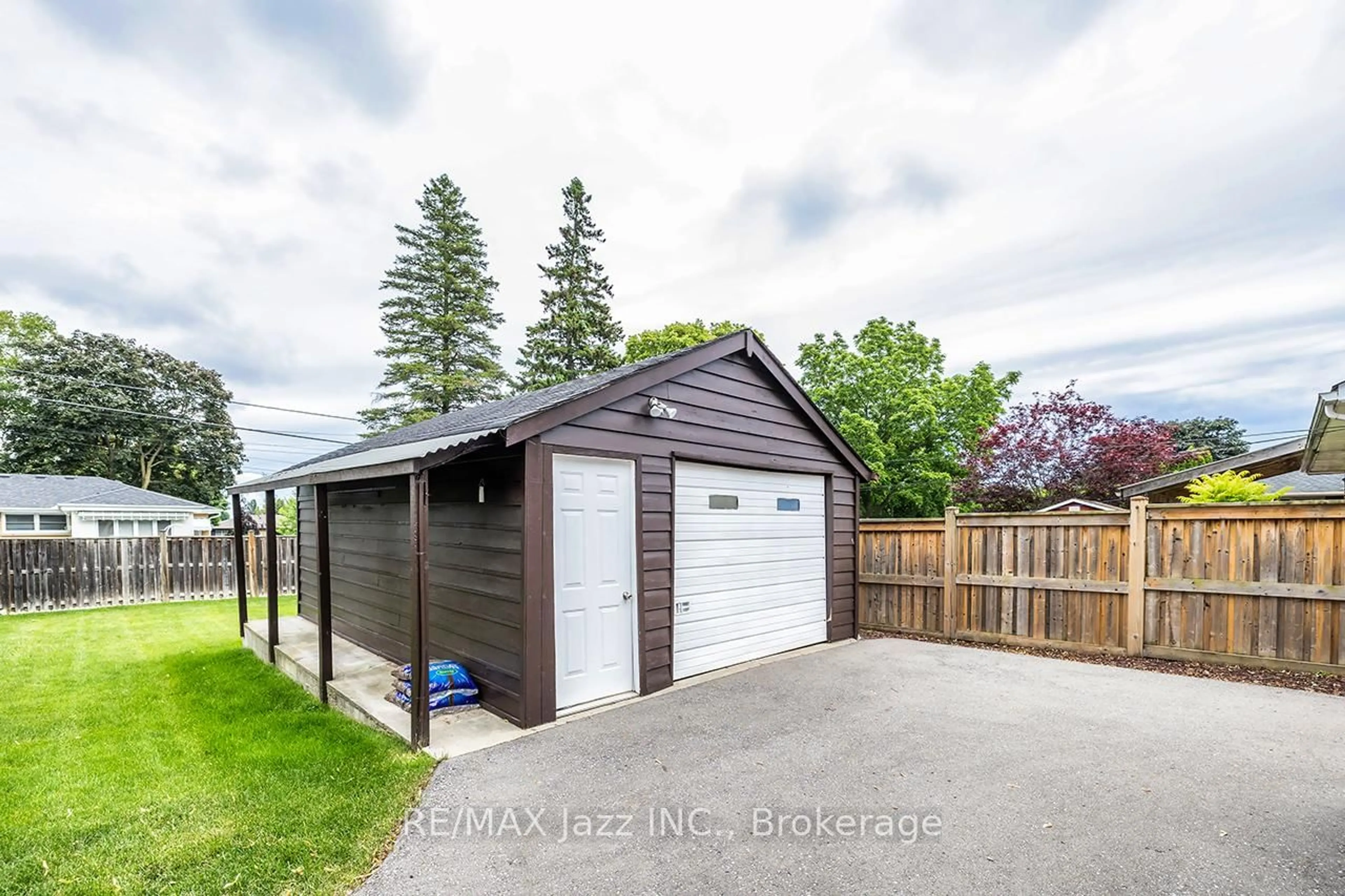 Indoor garage for 571 Finucane St, Oshawa Ontario L1J 5L5