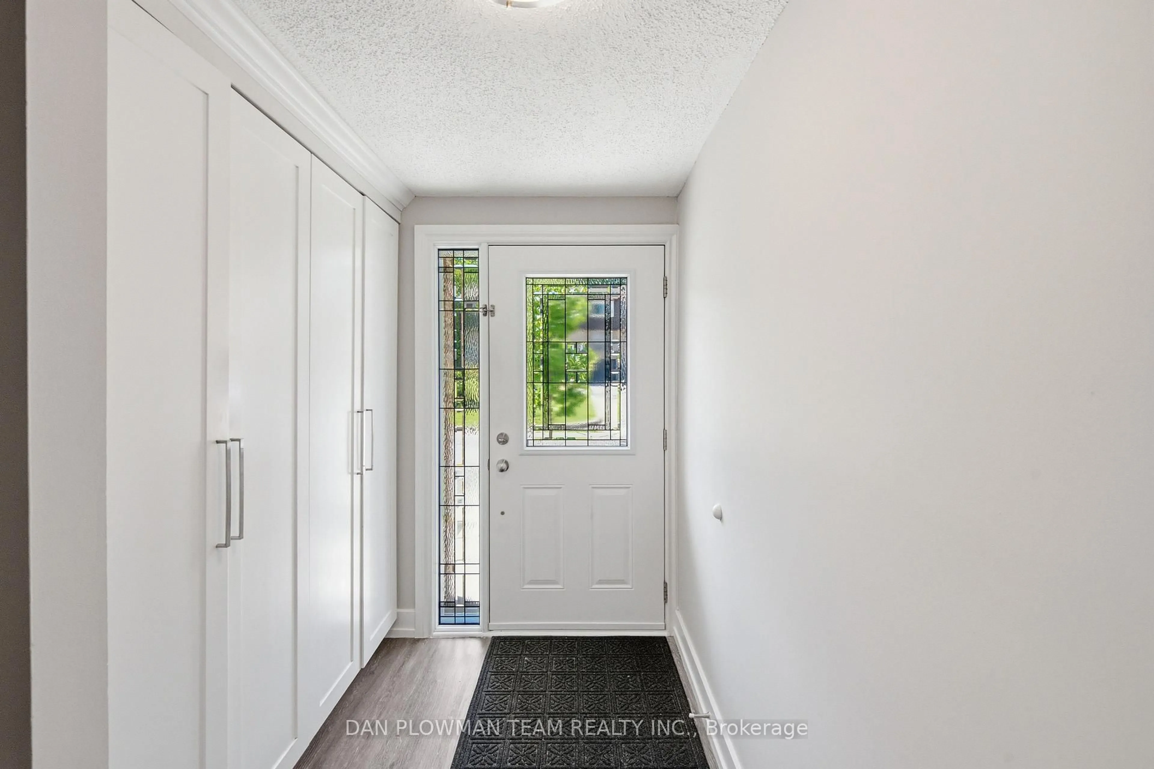 Indoor entryway for 350 Camelot Crt #45, Oshawa Ontario L1G 6P7
