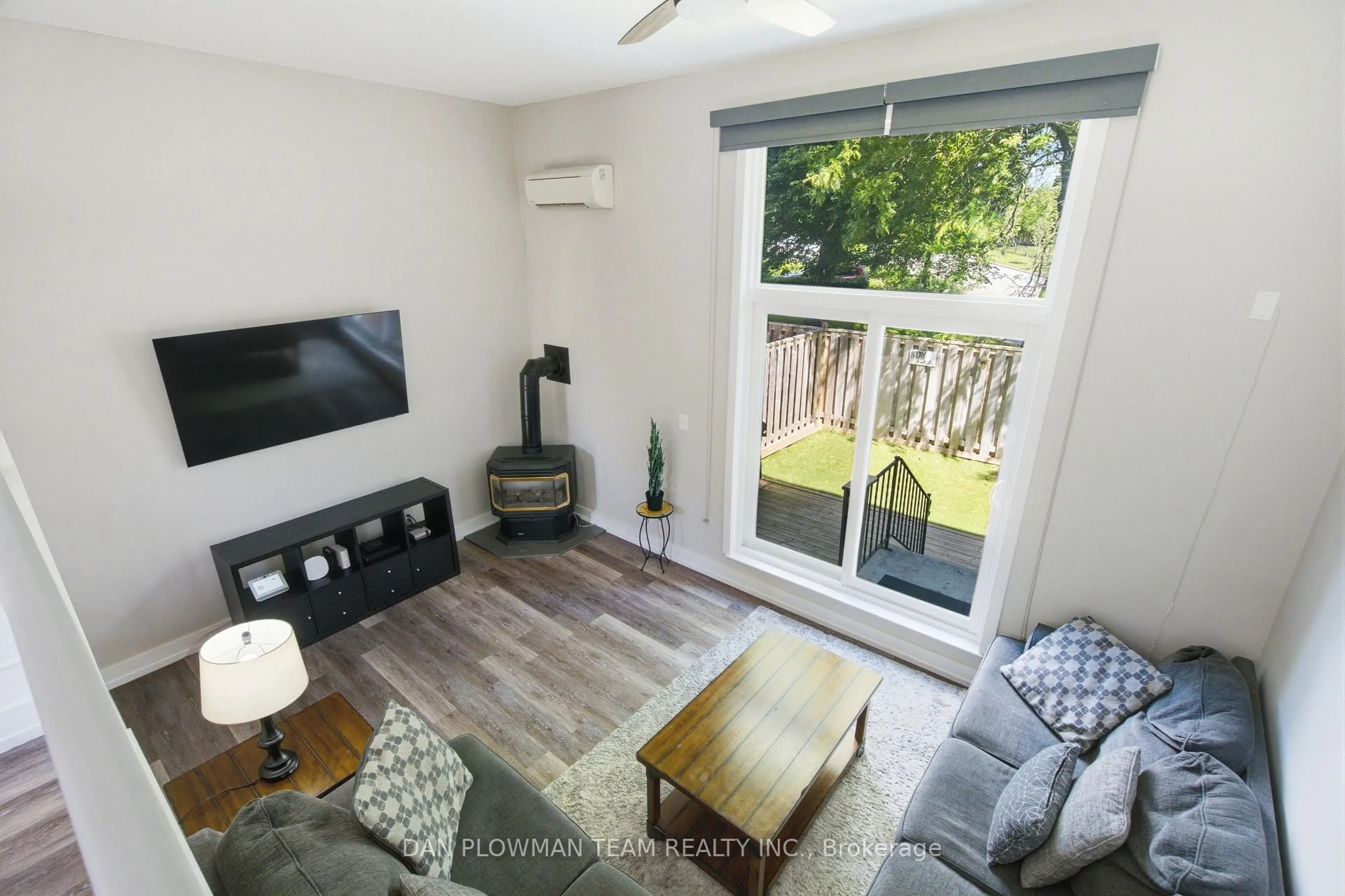 Living room with furniture, wood/laminate floor for 350 Camelot Crt #45, Oshawa Ontario L1G 6P7