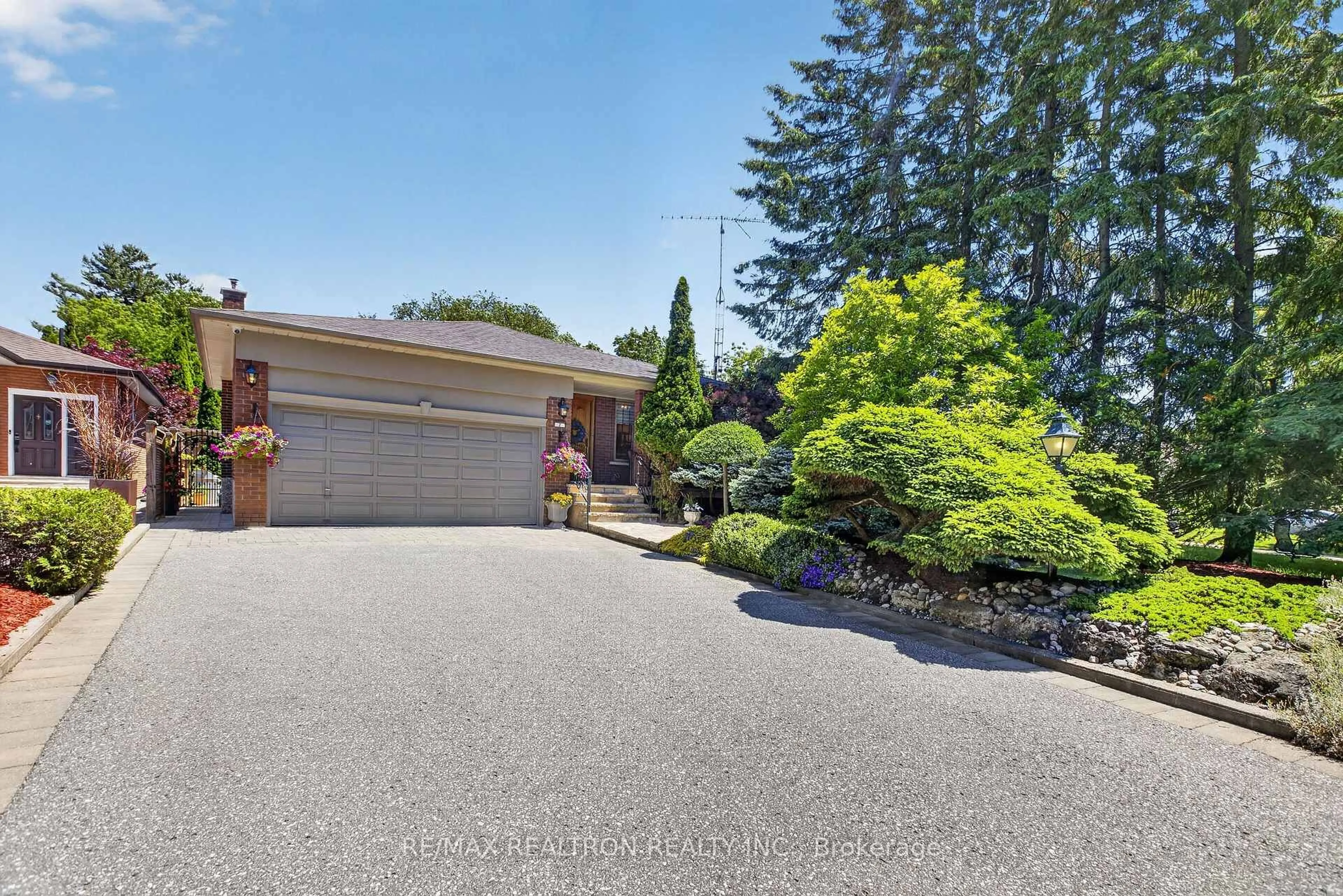 A pic from outside/outdoor area/front of a property/back of a property/a pic from drone, street for 7 Conlins Rd, Toronto Ontario M1C 1C2