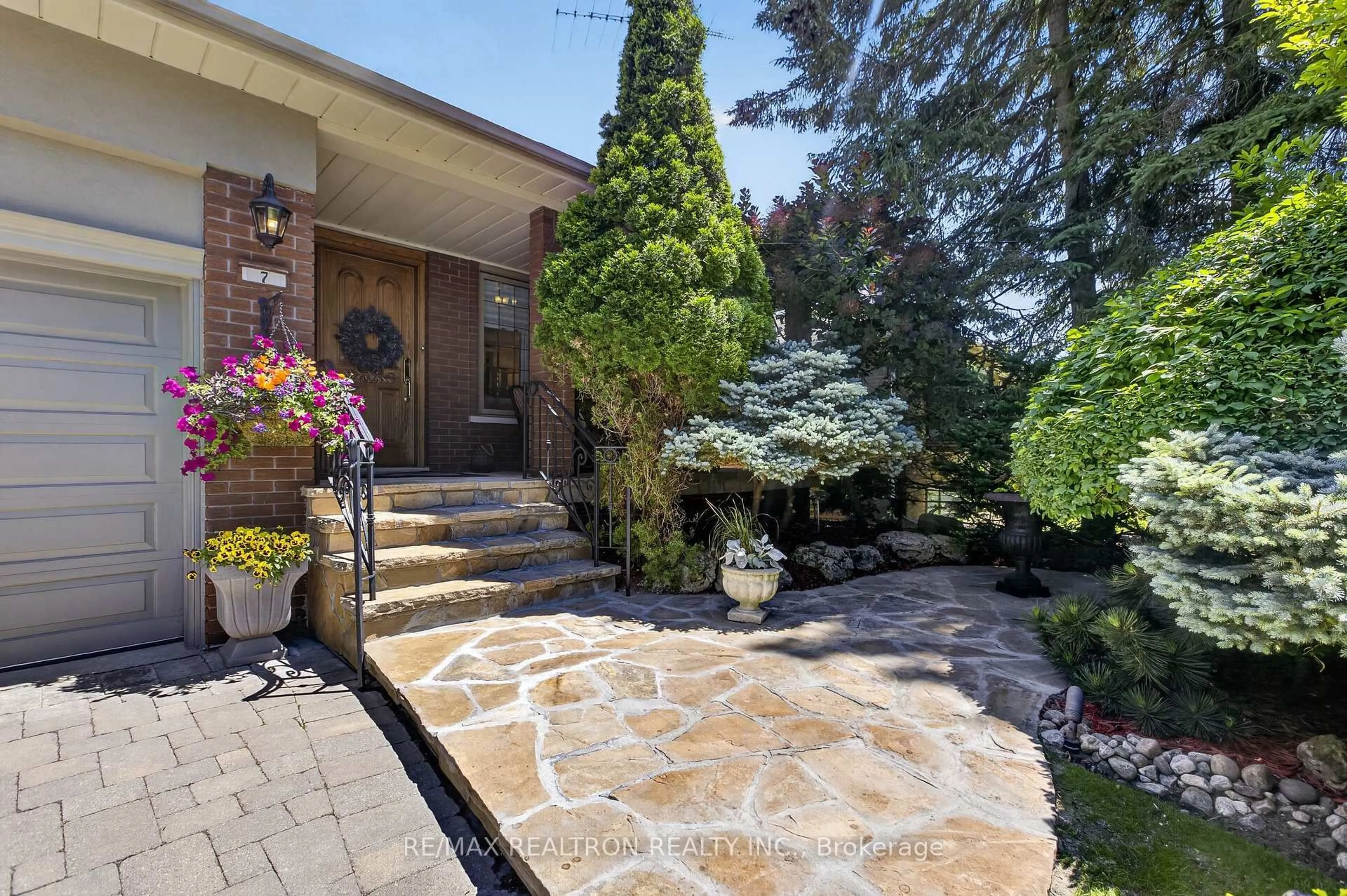 Patio, street for 7 Conlins Rd, Toronto Ontario M1C 1C2