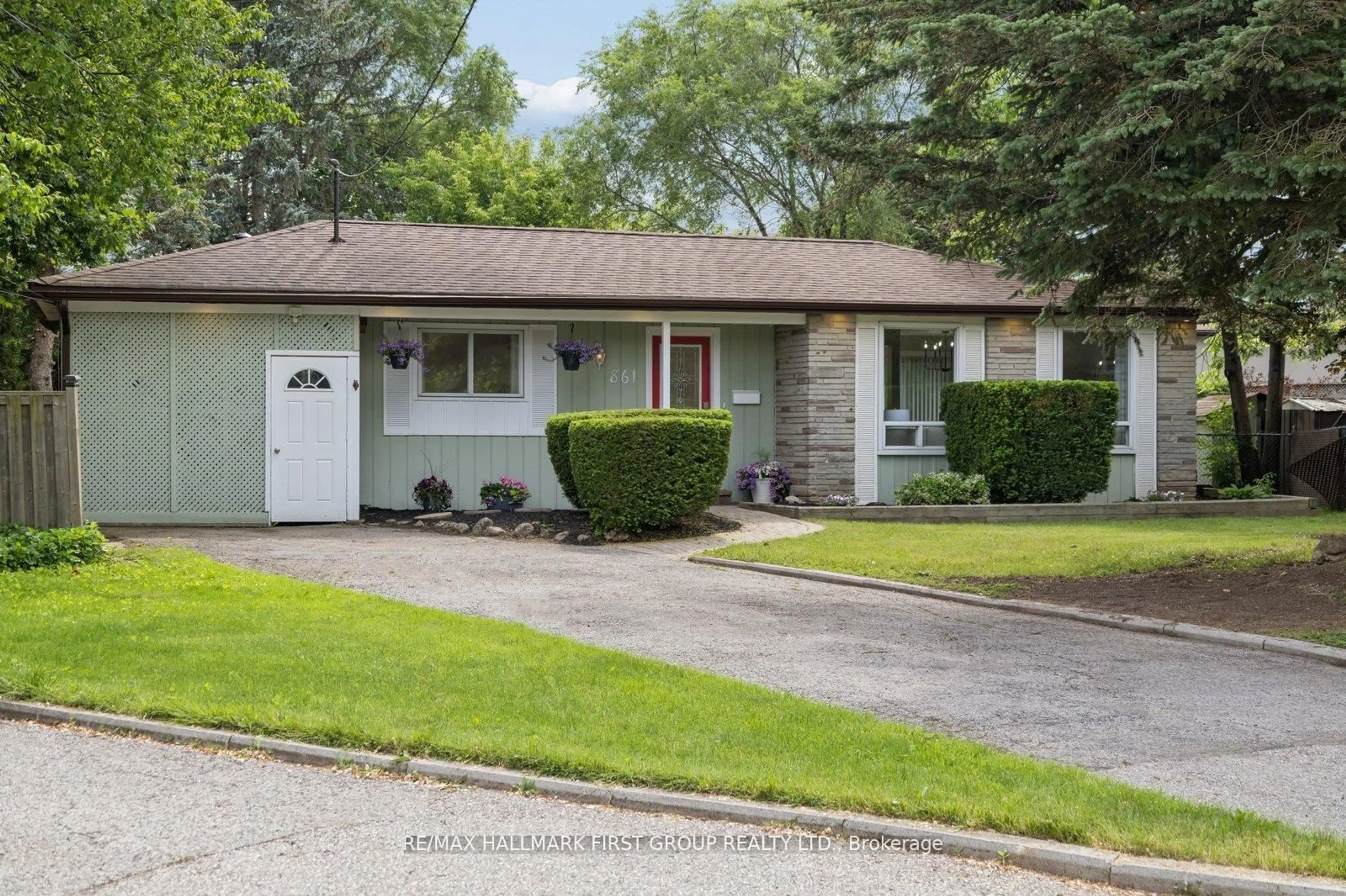 Home with vinyl exterior material, street for 861 Boxworth Pl, Pickering Ontario L1W 2K9