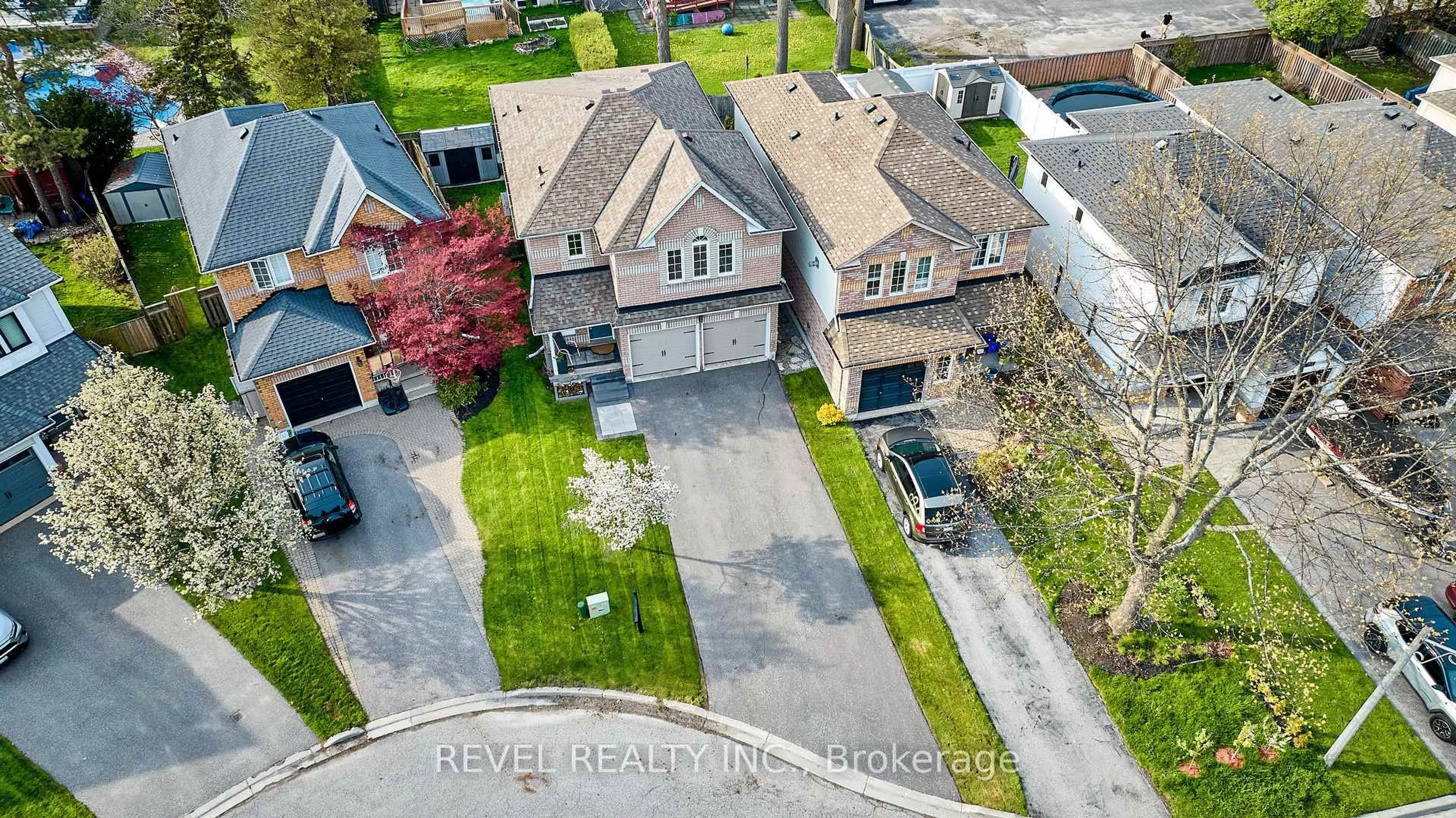 A pic from outside/outdoor area/front of a property/back of a property/a pic from drone, street for 1218 Monica Cook Pl, Pickering Ontario L1W 4A4
